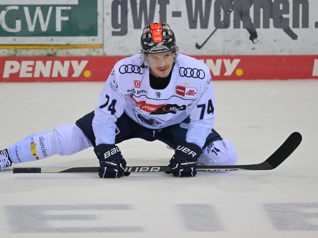Travis St Denis (ERC Ingolstadt) dehnt sich auf dem Eis.