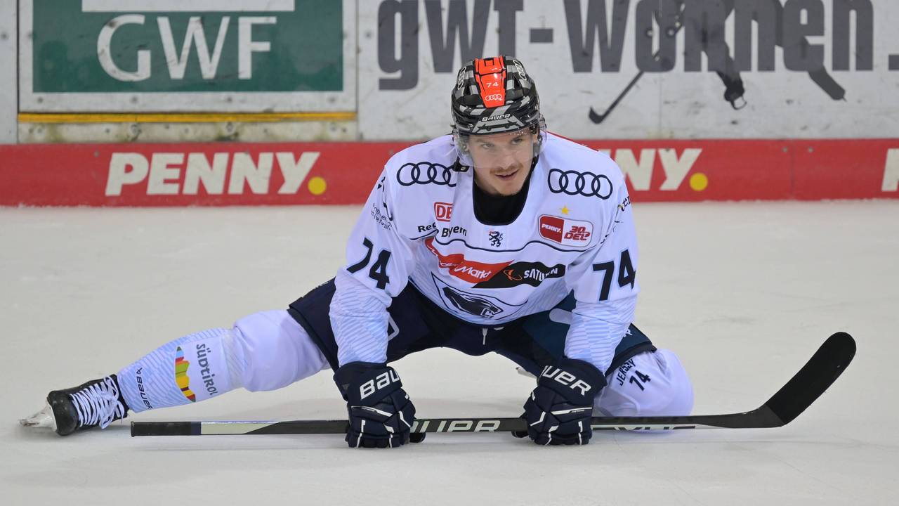 Travis St Denis (ERC Ingolstadt) dehnt sich auf dem Eis.