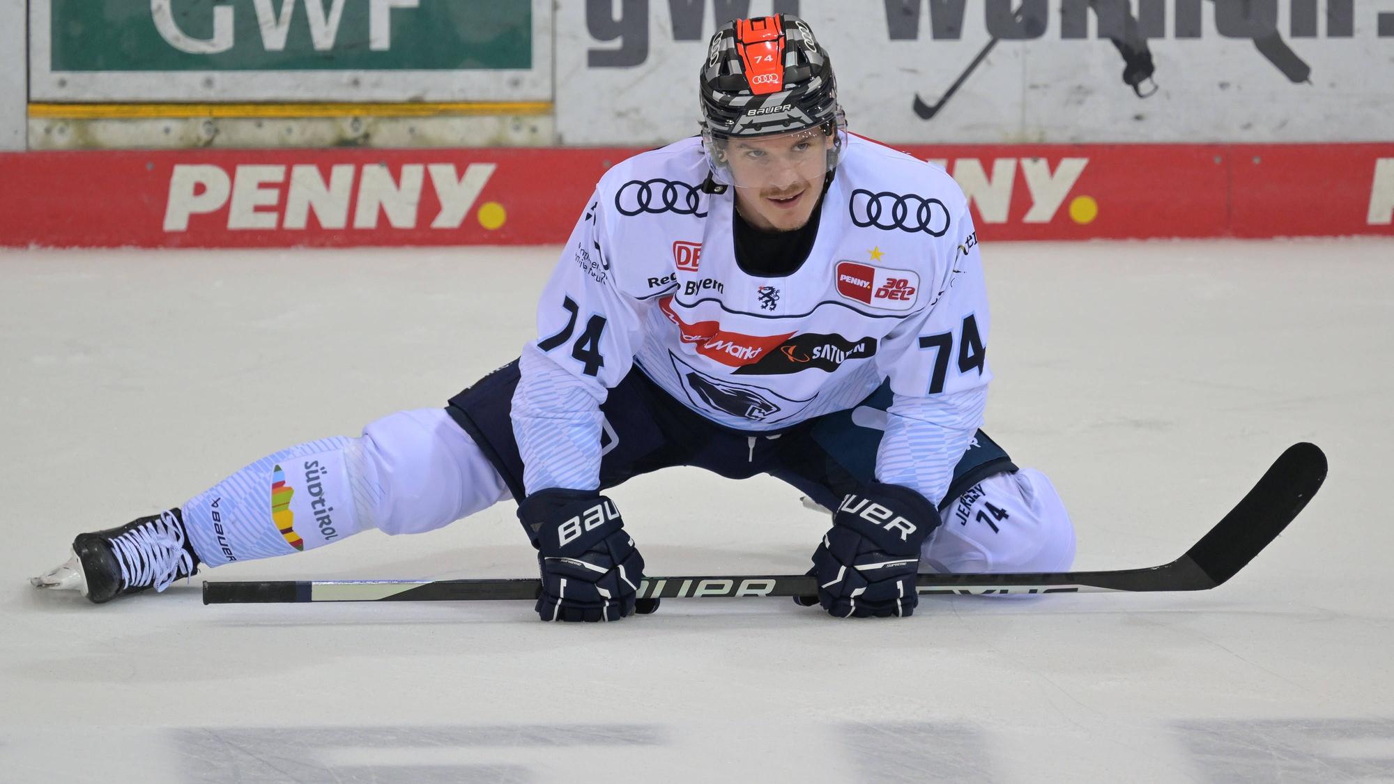 Travis St Denis (ERC Ingolstadt) dehnt sich auf dem Eis.