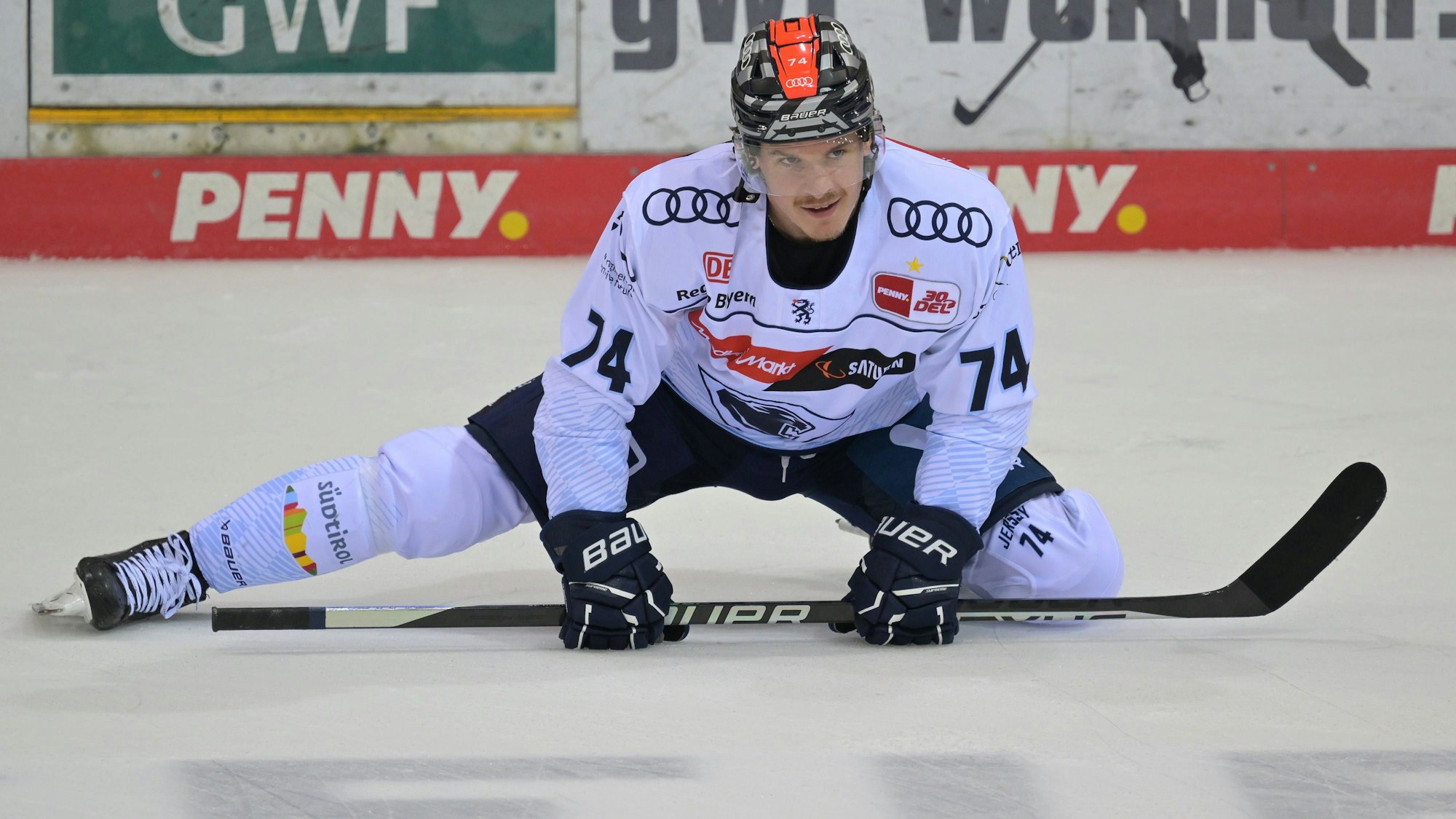 Travis St Denis (ERC Ingolstadt) dehnt sich auf dem Eis.