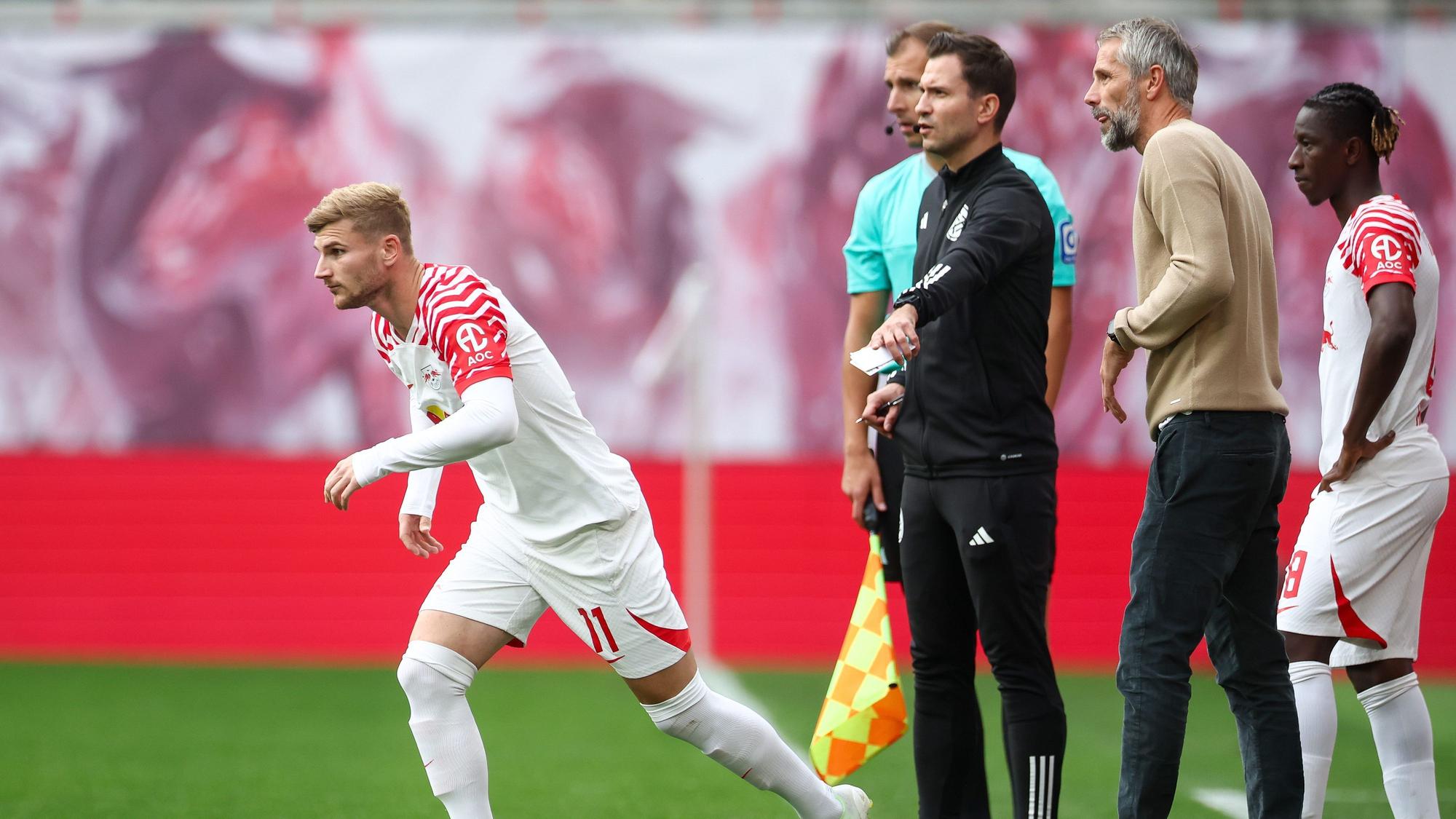 Timo Werner läuft bei RB Leipzig bei seiner Einwechslung auf den Platz.
