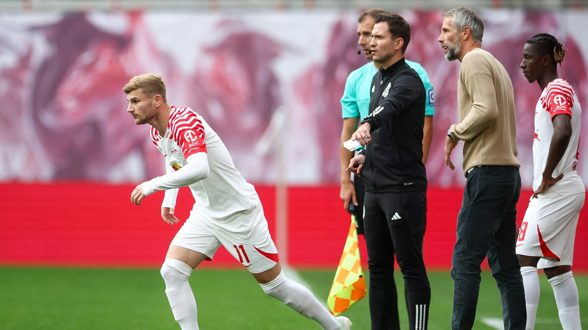 Timo Werner läuft bei RB Leipzig bei seiner Einwechslung auf den Platz.