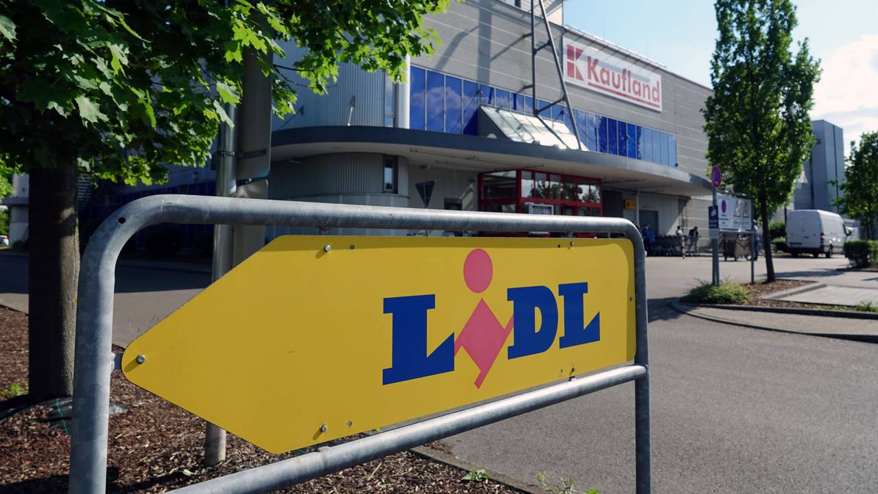 Ein Schild weist auf eine Filiale des Lebensmitteldiscounters Lidl hin. Im Hintergrund befindet sich eine Filiale des Großflächen-Discounters Kaufland.