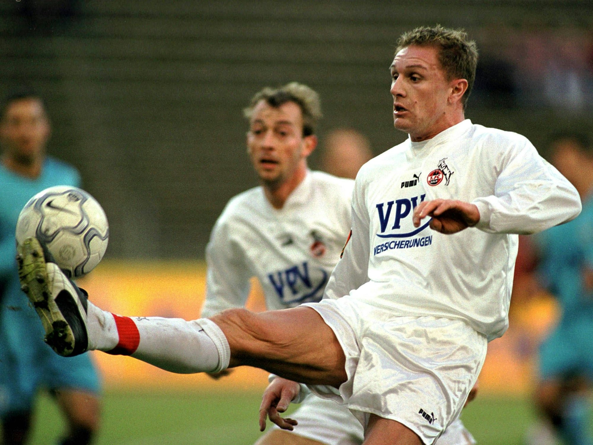 Lilian Laslandes (Köln) versucht, den Ball zu spielen.