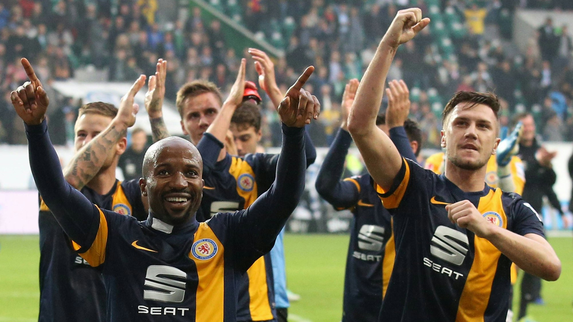 Die Braunschweig-Profis Dominik Kumbela und Ermin Bicakcic jubeln nach dem Spiel beim VfL Wolfsburg.