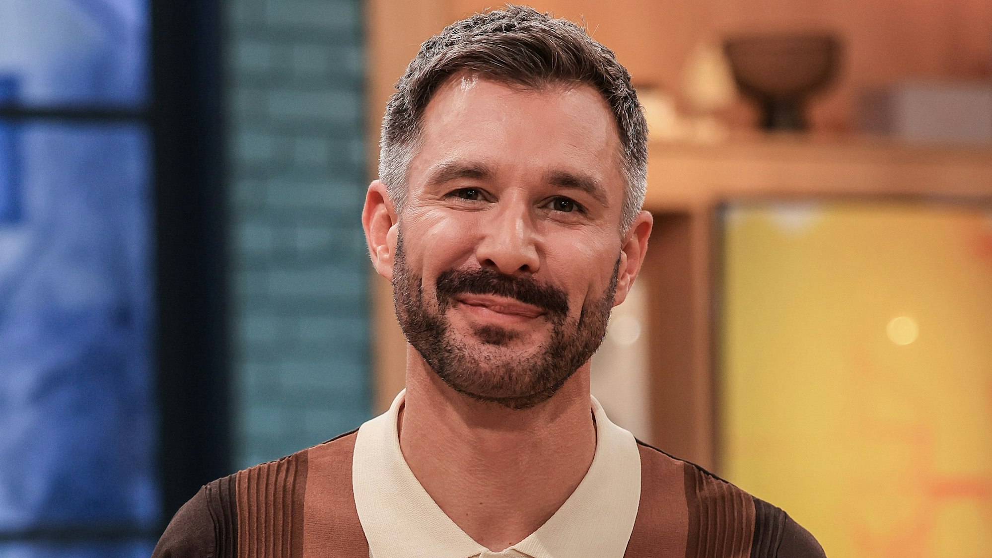 Jochen Schropp, Moderator der Sat.1-Sendung „Volles Haus“, steht im Studio.