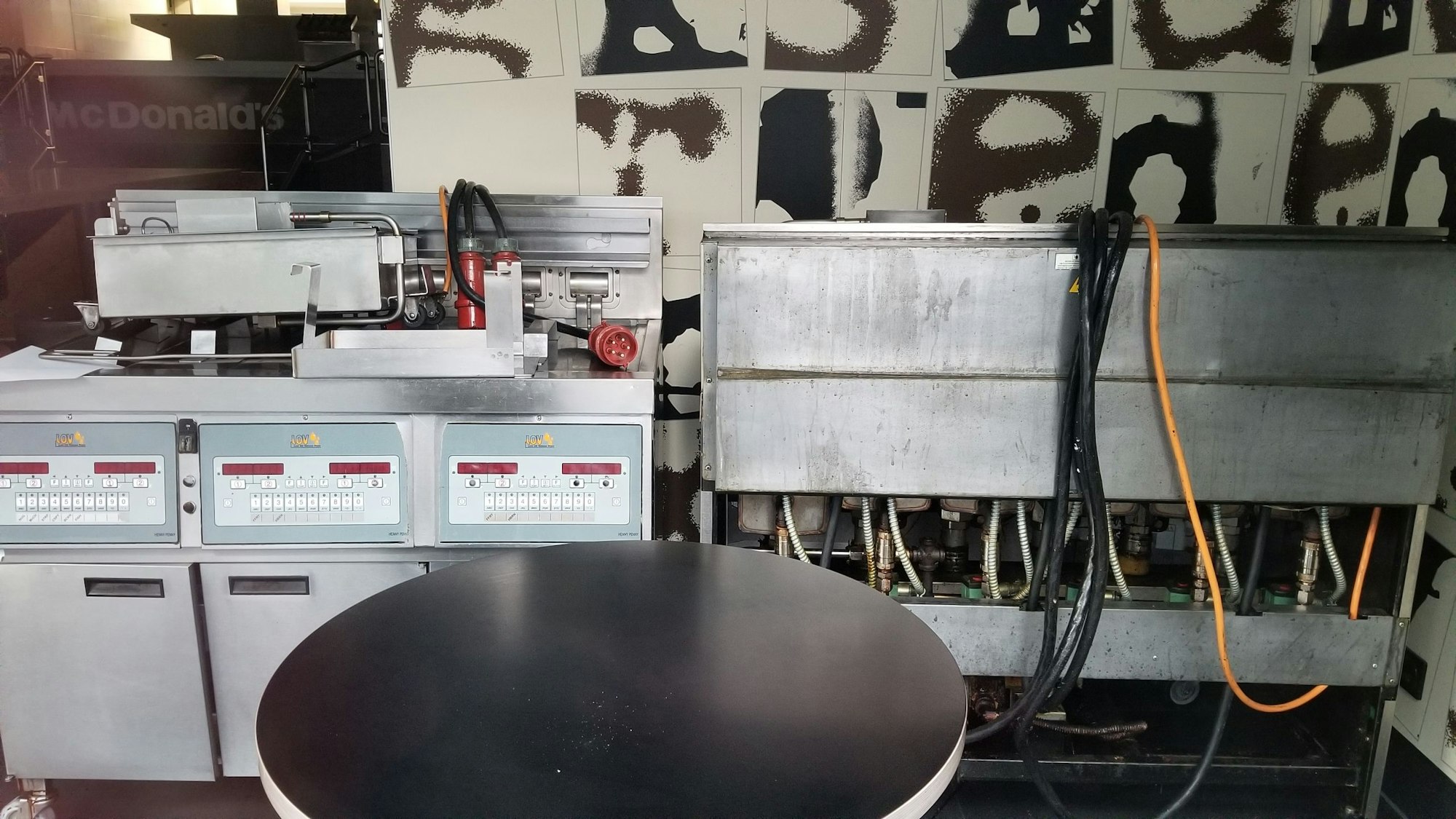 Blick durchs Fenster ins Innere der McDonald's-Filiale auf der Frankfurter Straße.