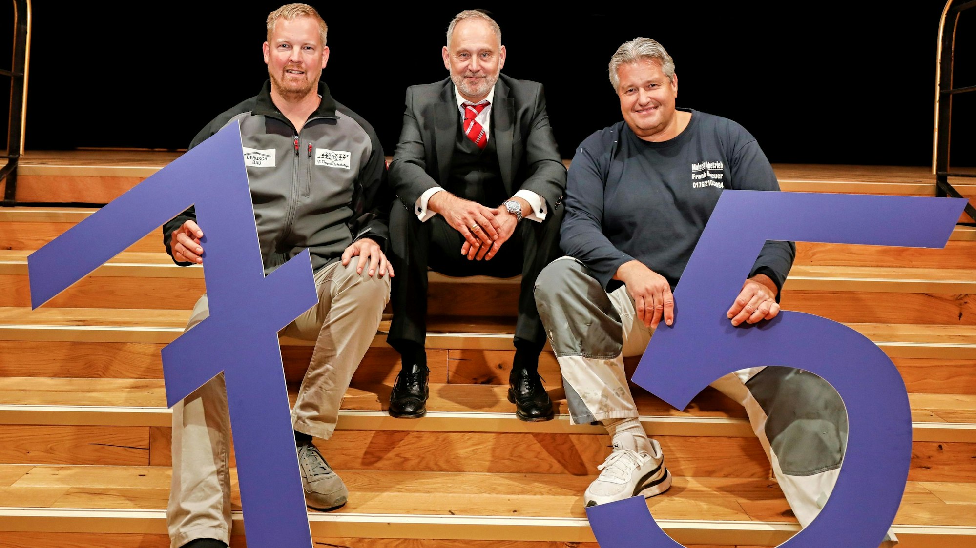 Marcus Sartory (m.) mit Generalunternehmer und Bodenleger Christian Bergsch (l.) und Maler Frank Breuer.