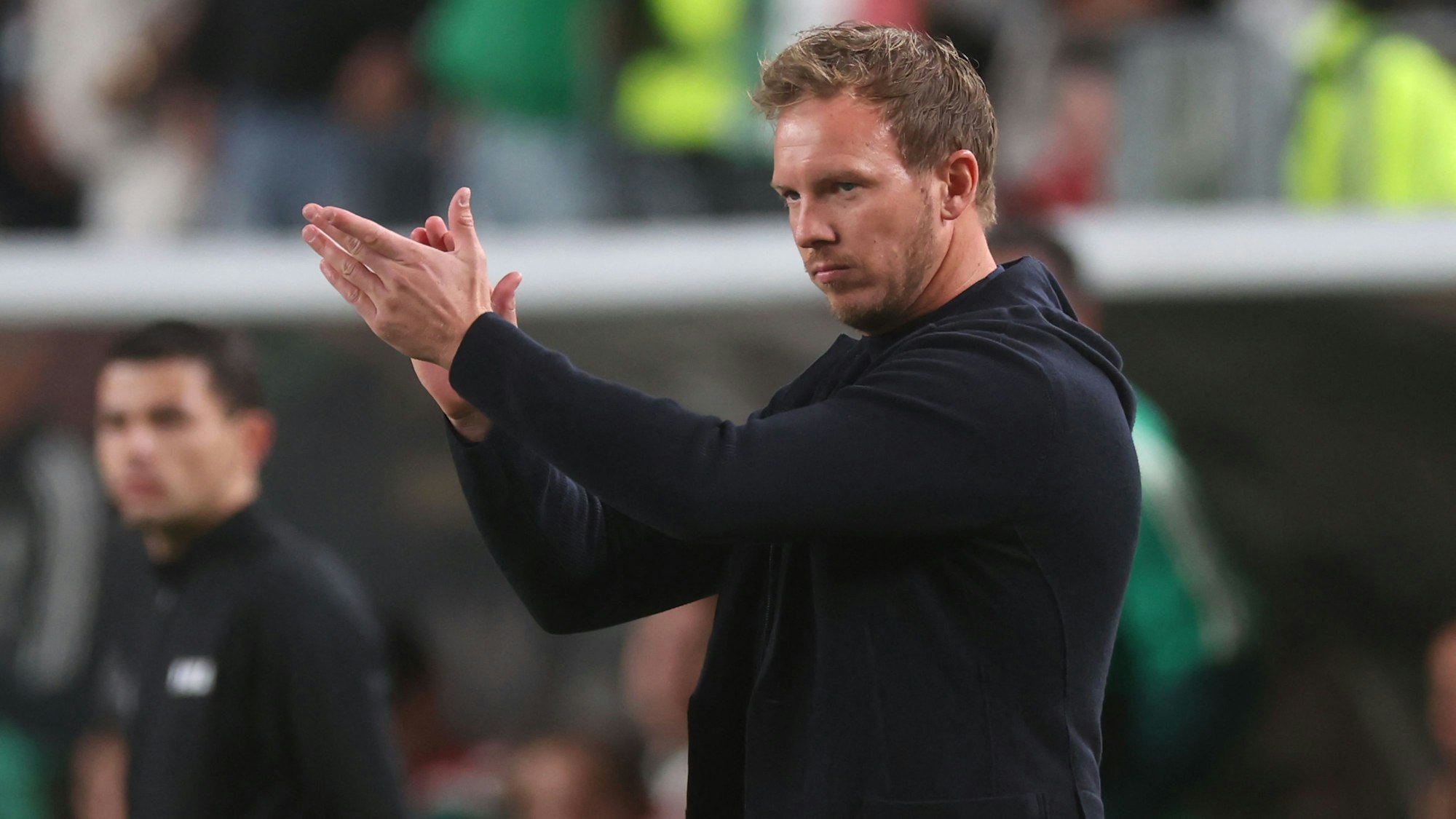 Julian Nagelsmann applaudiert bei einem Deutschland-Spiel vom Seitenrand.