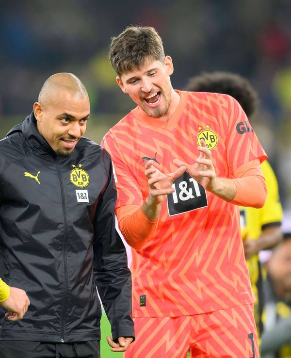 Gregor Kobel unterhält sich mit Donyell Malen.