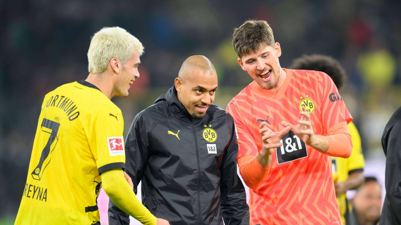 Gregor Kobel unterhält sich mit Donyell Malen.