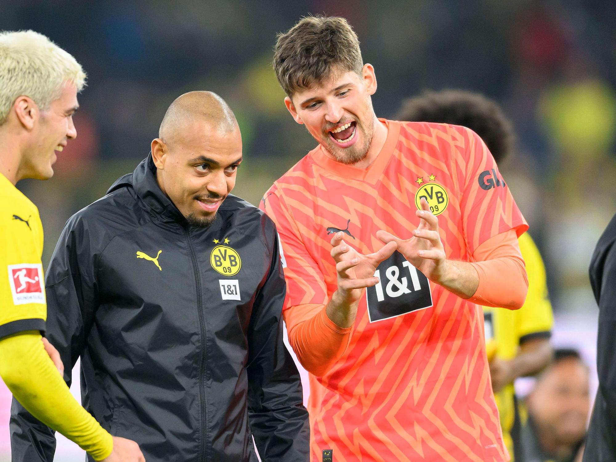 Gregor Kobel unterhält sich mit Donyell Malen.