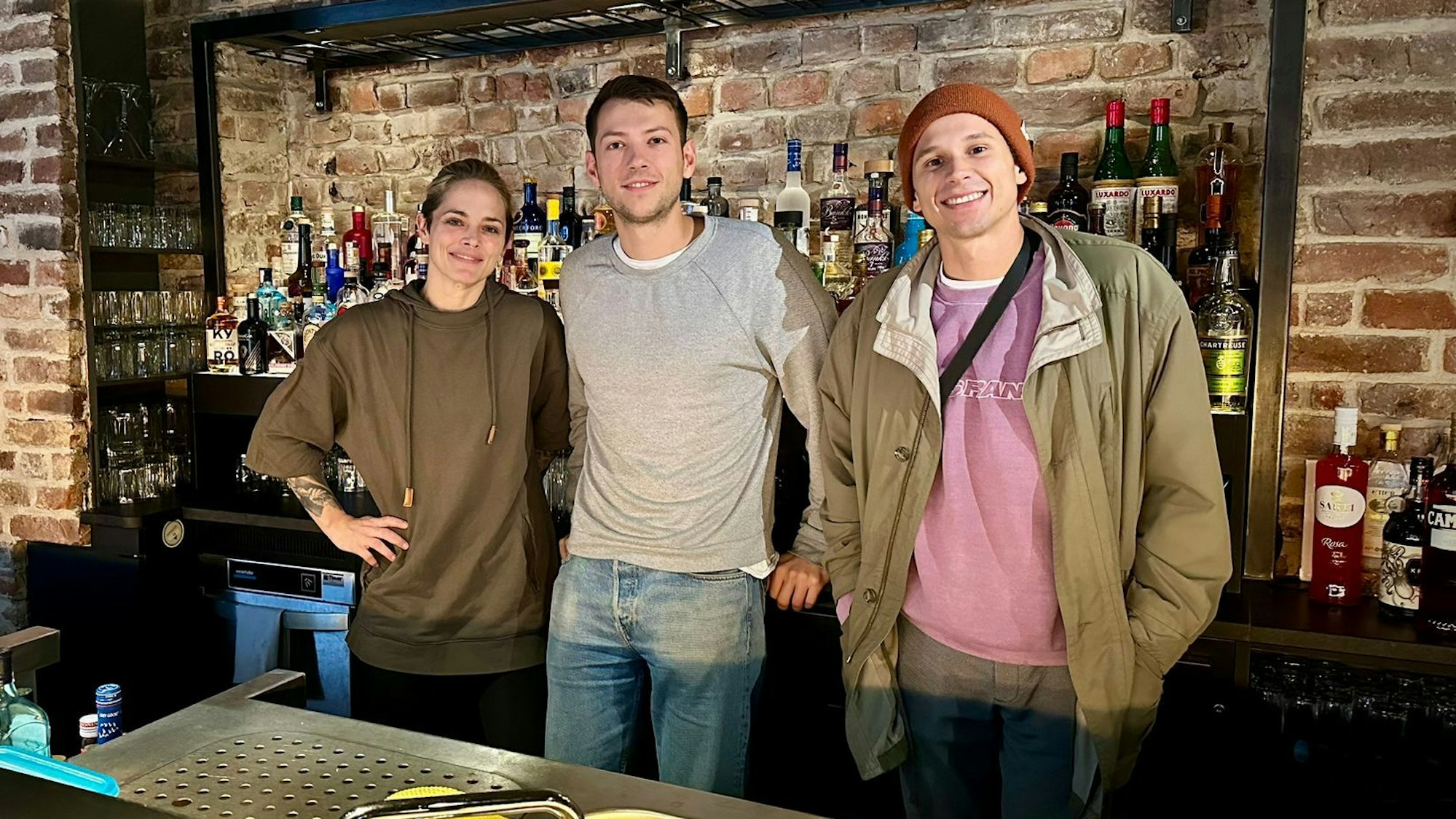 Judith Grazio, Dylan Stuka und Andreas Bartosinski vom Stukmanns stehen hinter der Bar.