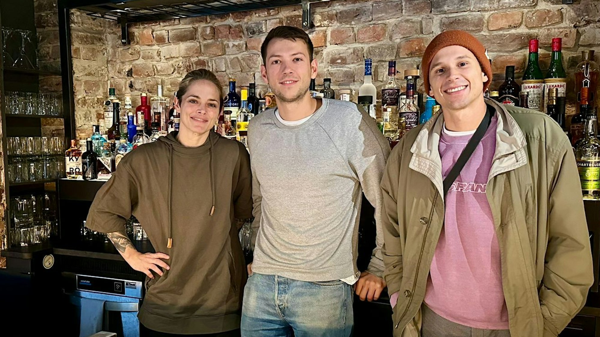 Judith Grazio, Dylan Stuka und Andreas Bartosinski stehen hinter der Bar im Stukmans.