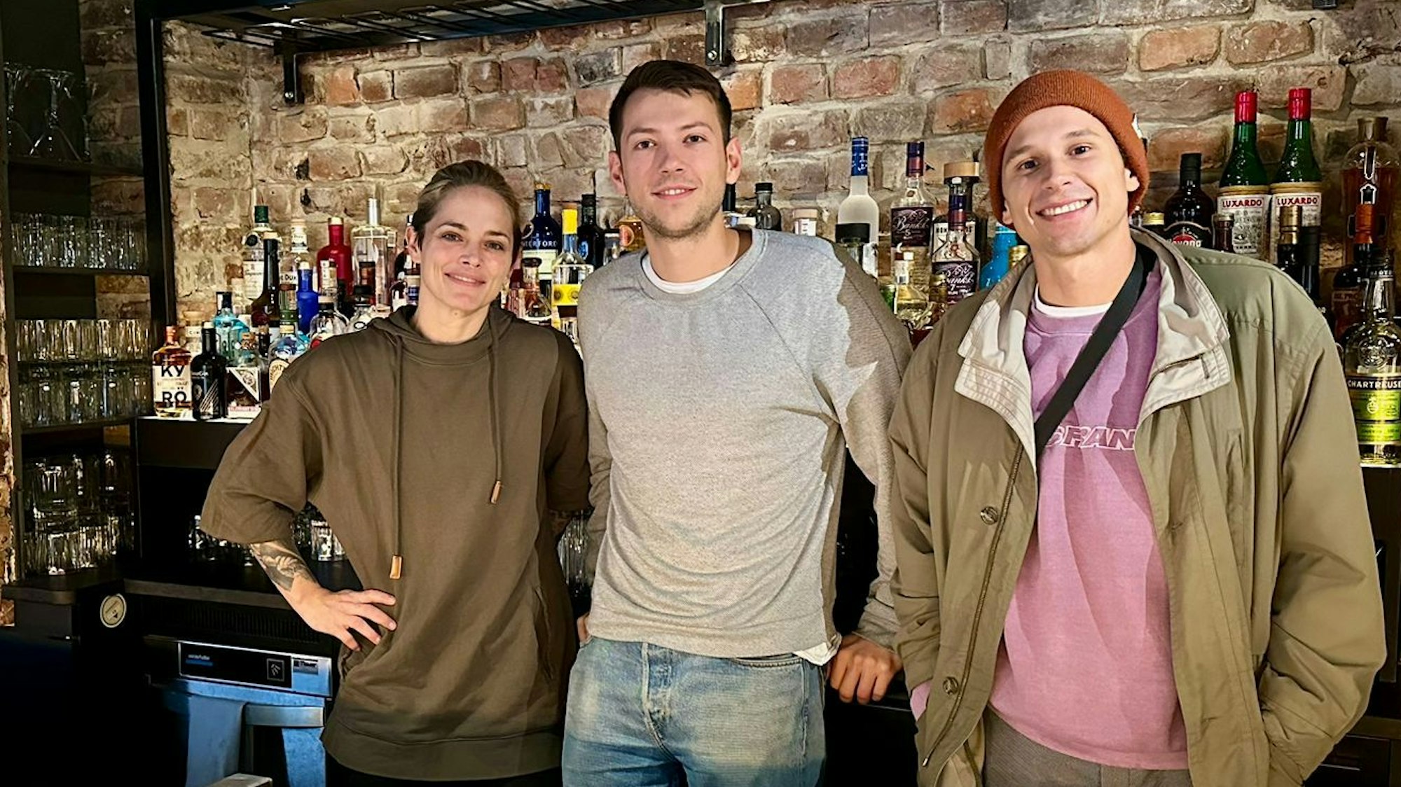 Judith Grazio, Dylan Stuka und Andreas Bartosinski stehen hinter der Bar im Stukmans.