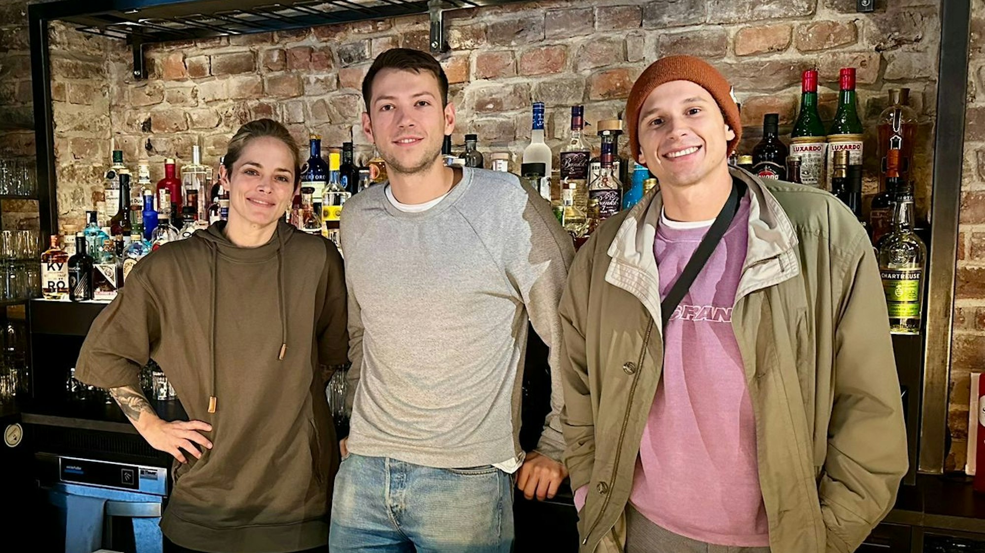 Judith Grazio, Dylan Stuka und Andreas Bartosinski stehen hinter der Theke im Stukmans.