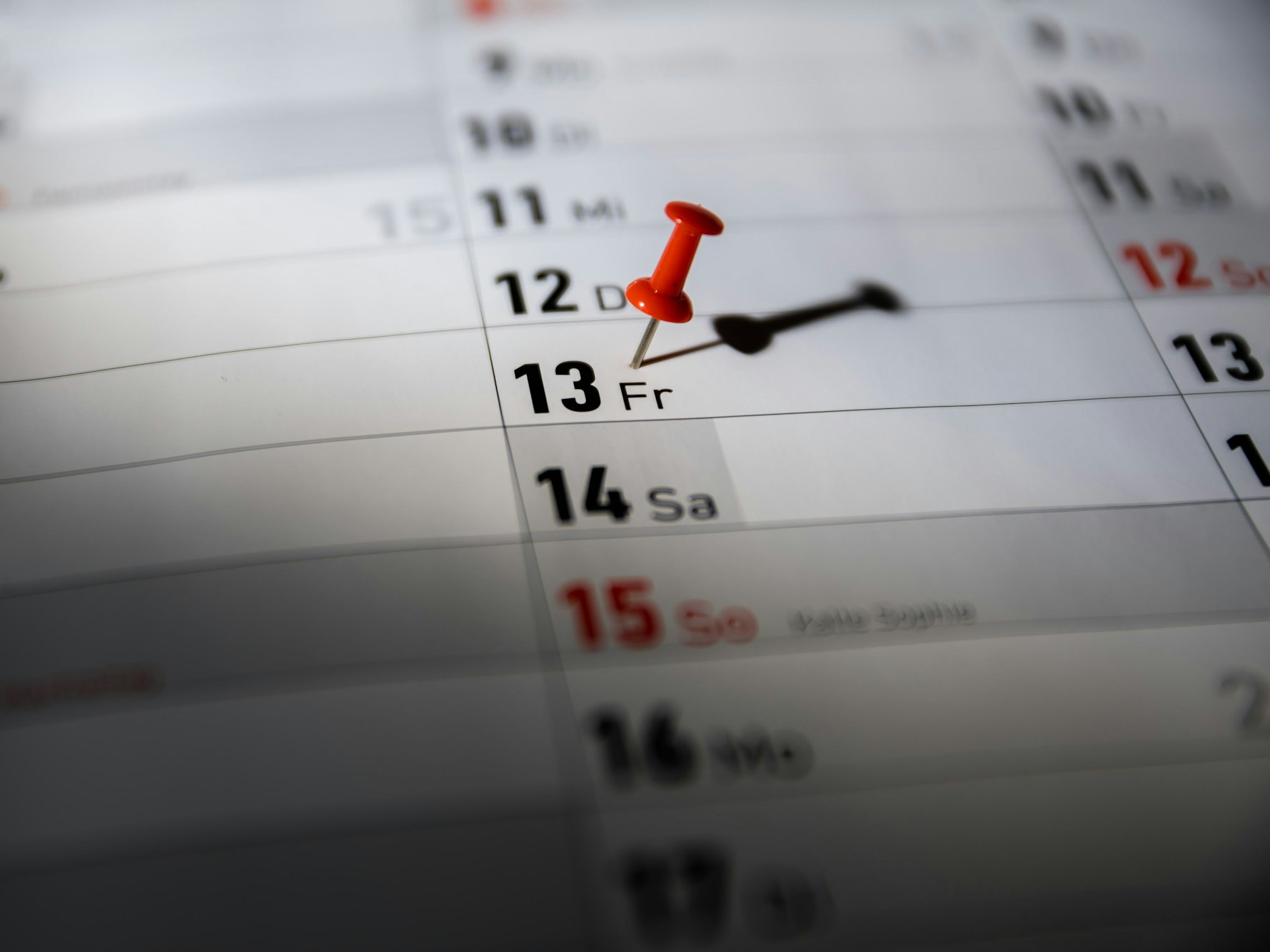 Mit einer Pin-Nadel ist Freitag, der 13. gut sichtbar im Kalender markiert.