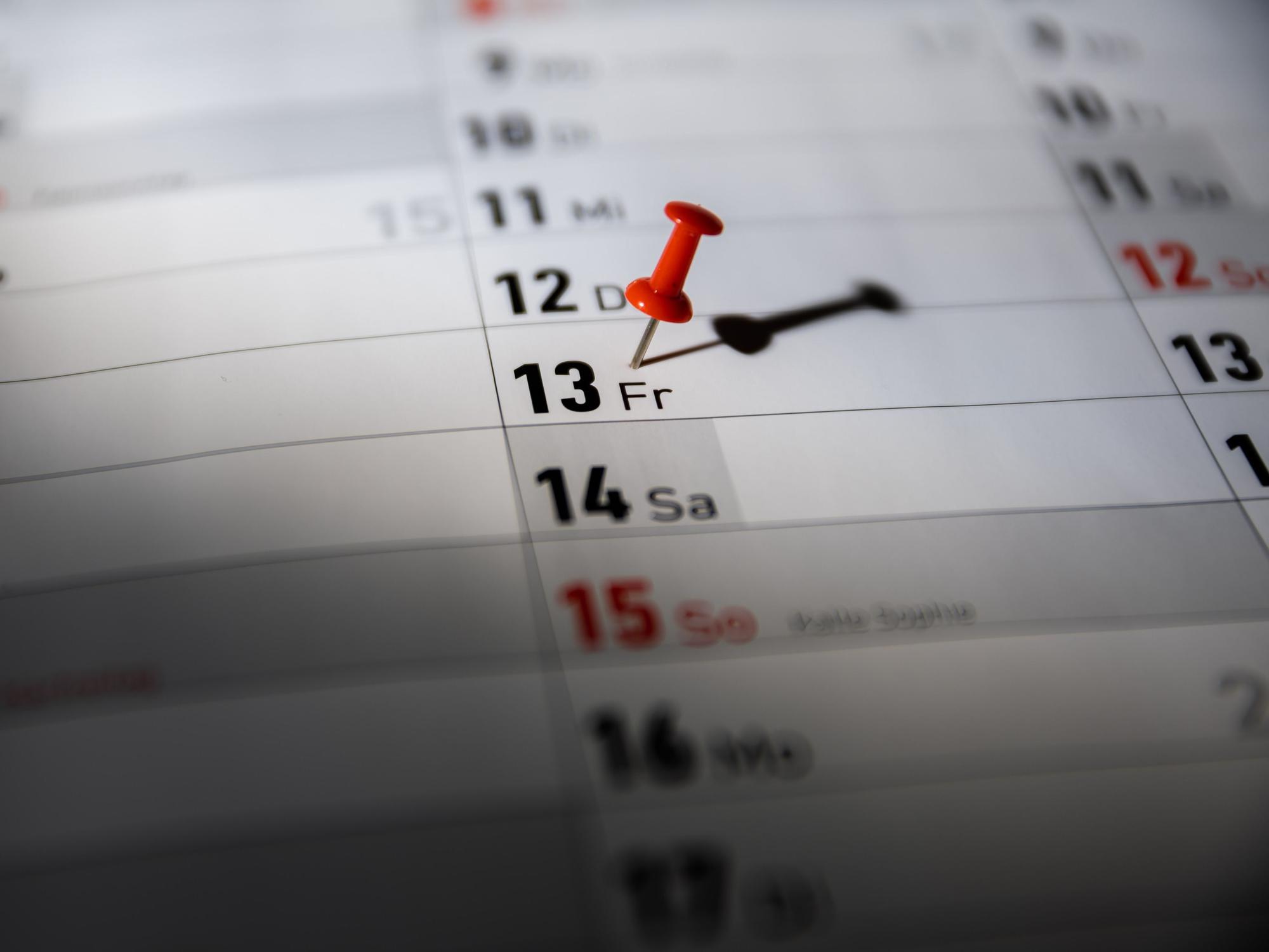 Mit einer Pin-Nadel ist Freitag, der 13. gut sichtbar im Kalender markiert.