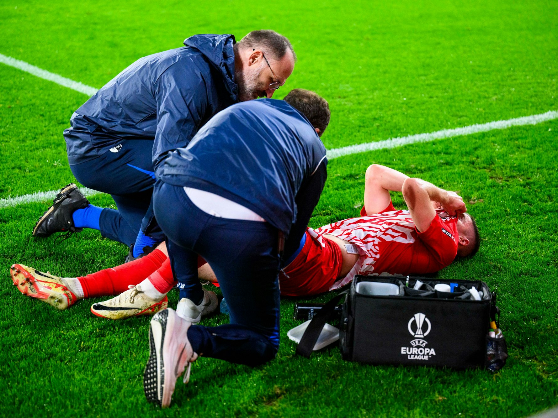 Europa League: TSC Backa Topola gegen SC Freiburg. Freiburgs Roland Sallai liegt verletzt auf dem Boden und wird behandelt.