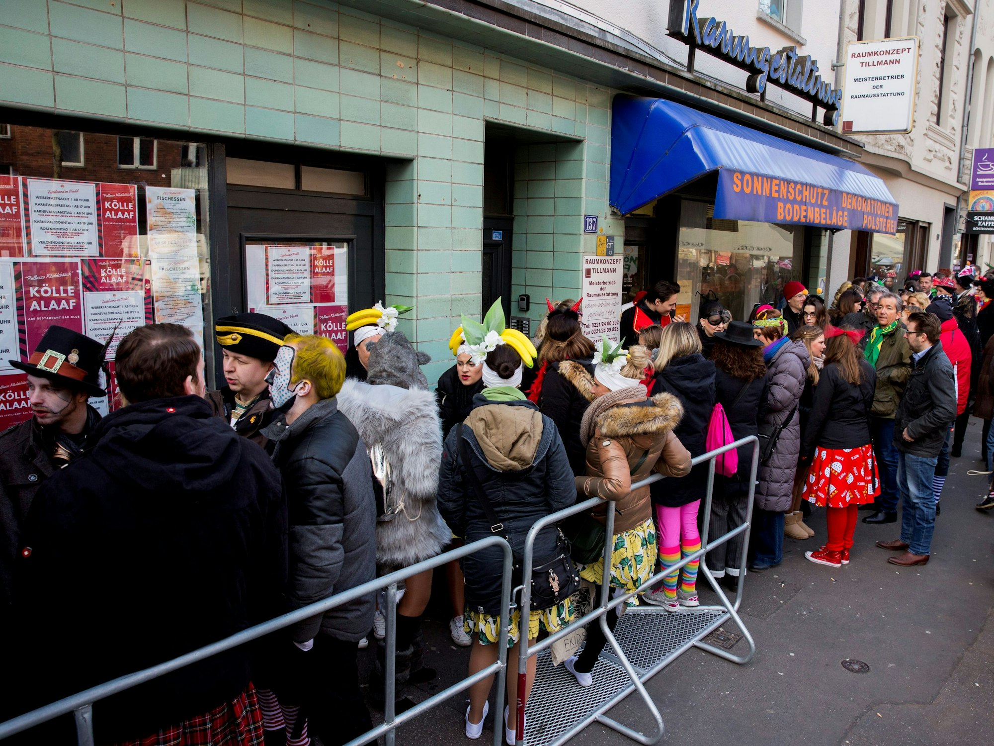 Menschen stehen vor dem ABS in der Schlange für eine Karnevalsparty.