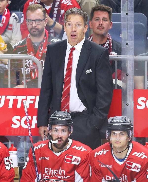 Headcoach Trainer Uwe Krupp (Kölner Haie) auf der Spielerbank in der Lanxess-Arena.