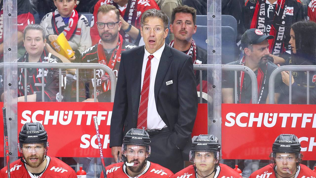 Headcoach Trainer Uwe Krupp (Kölner Haie) auf der Spielerbank in der Lanxess-Arena.