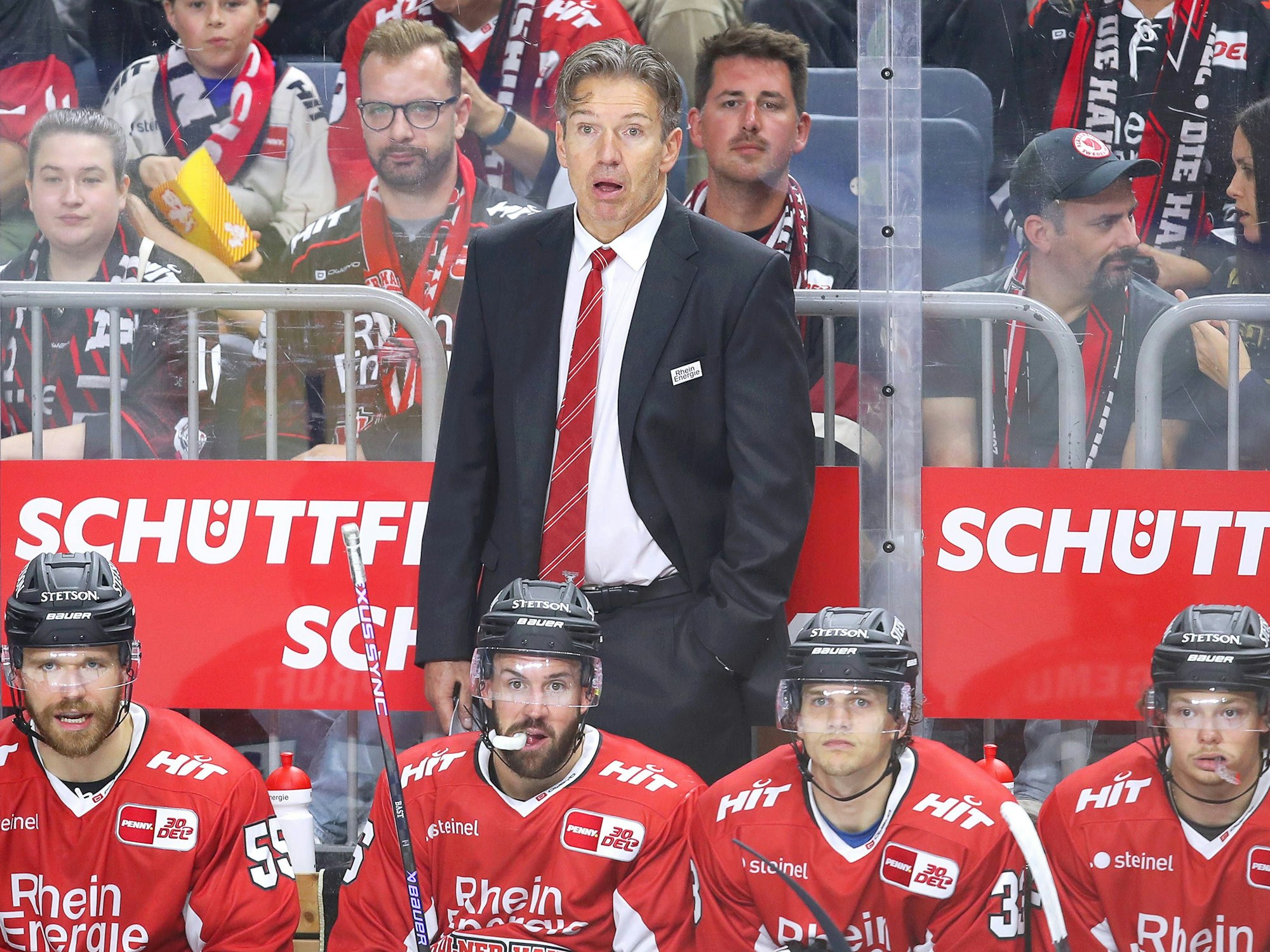 Headcoach Trainer Uwe Krupp (Kölner Haie) auf der Spielerbank in der Lanxess-Arena.