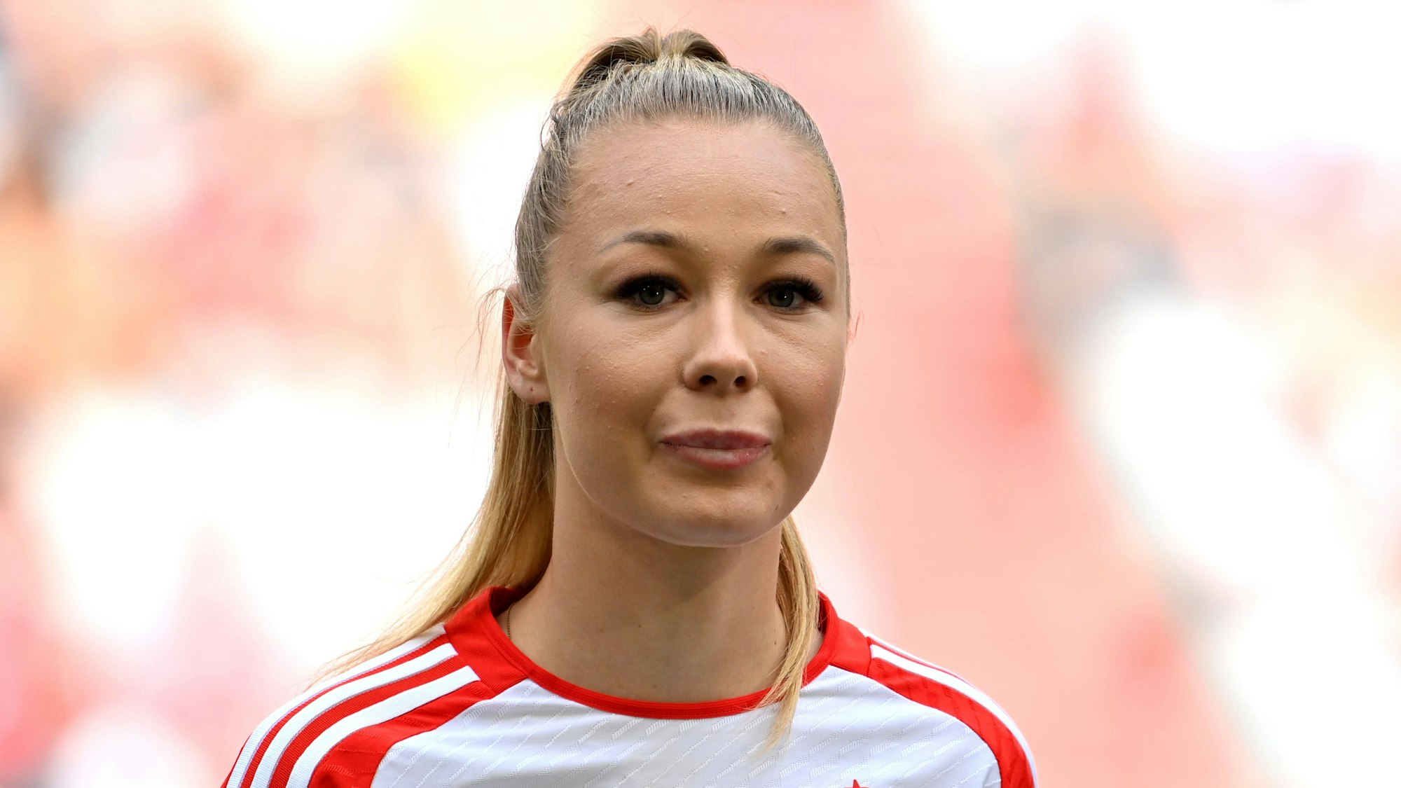 Weronika Zawistowska stet bei der Team-Präsentation des FC Bayern in der Allianz-Arena auf der Bühne.