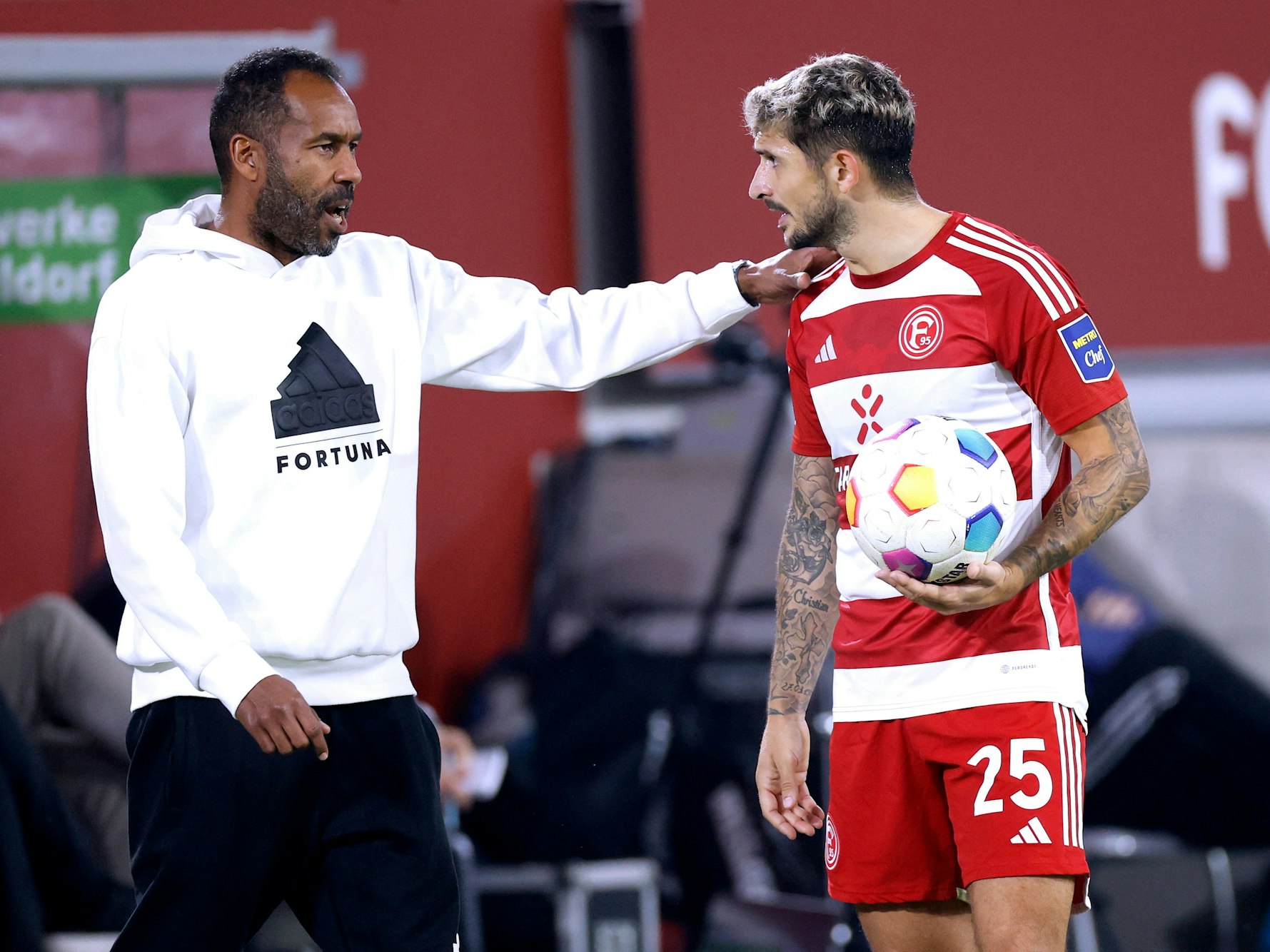 Fortuna Düsseldorfs Cheftrainer Daniel Thioune und Matthias Zimmermann besprechen sich beim Spiel gegen den 1. FC Kaiserslautern an der Seitenlinie.