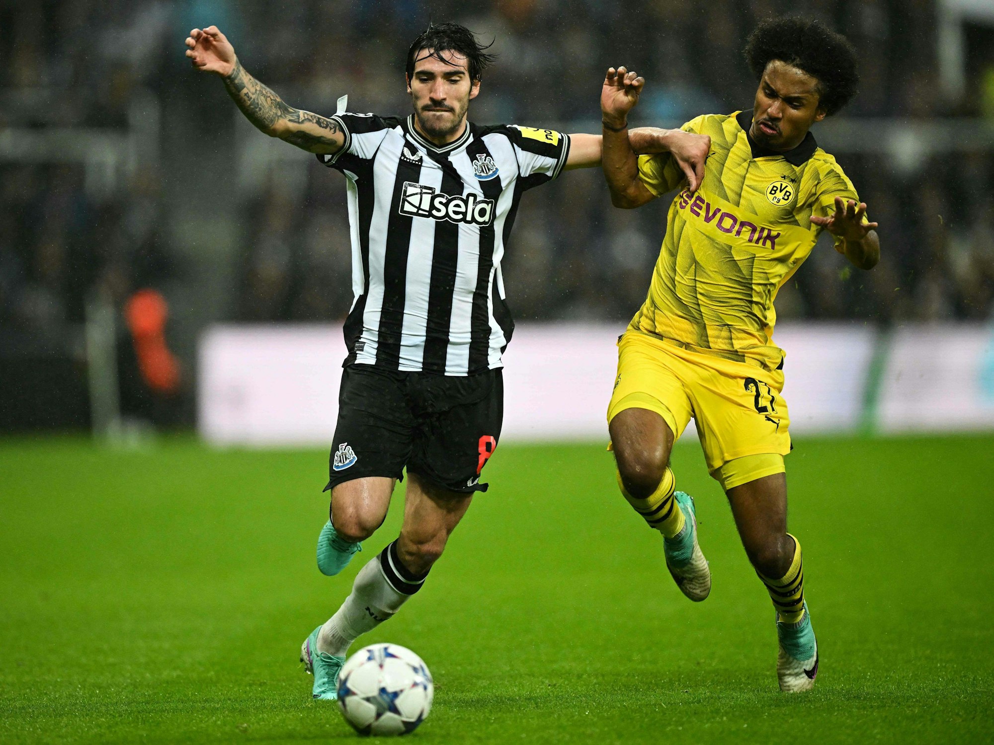 Sandro Tonali behauptet den Ball gegen Karim Adeyemi.