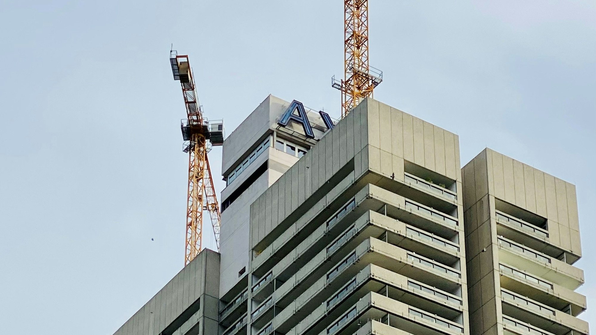 Blick auf die Kräne, die auf dem Colonia-Haus in Köln stehen.