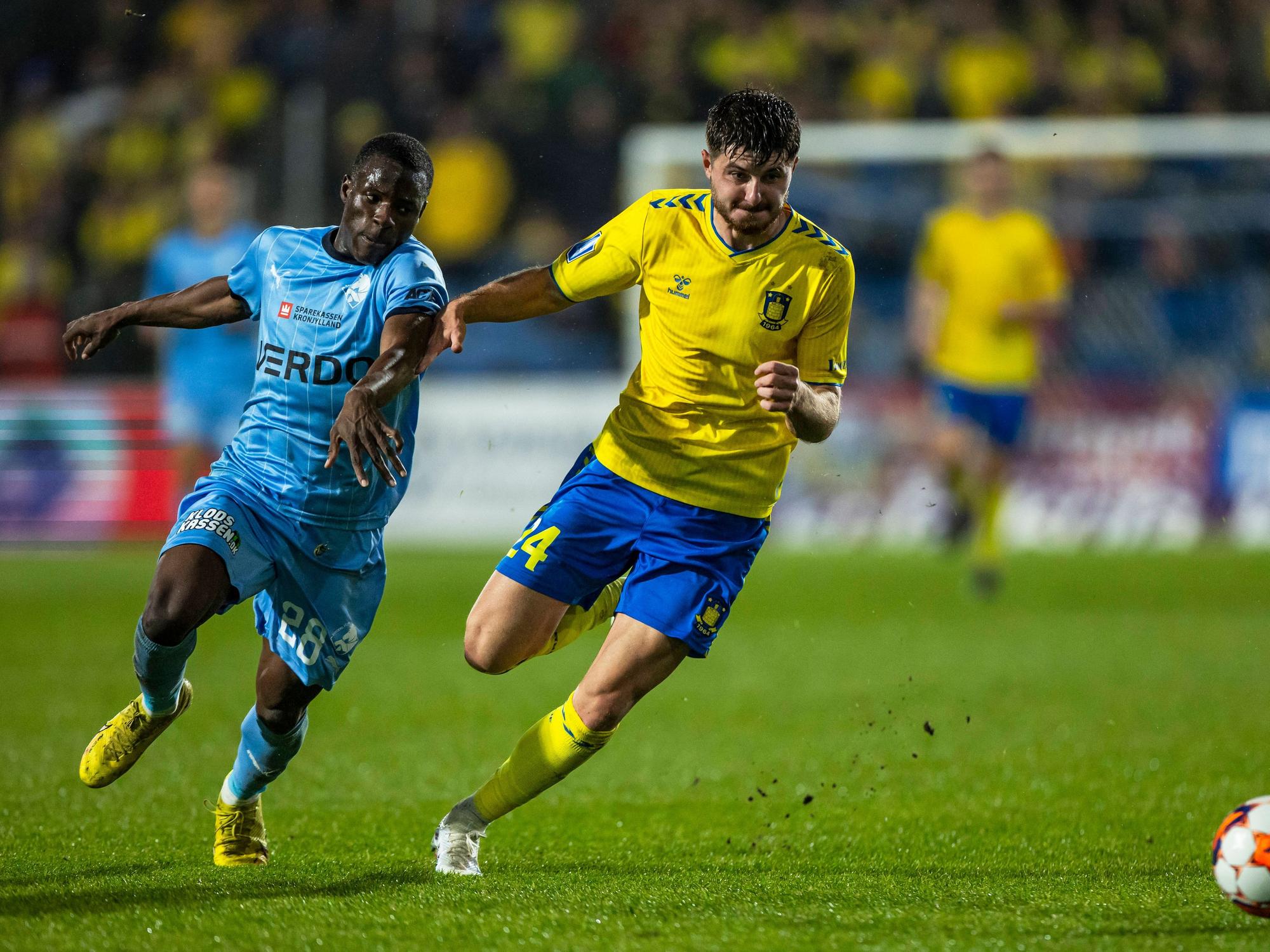 Lasso Coulibaly und Marko Divkovic im Duell um den Ball.