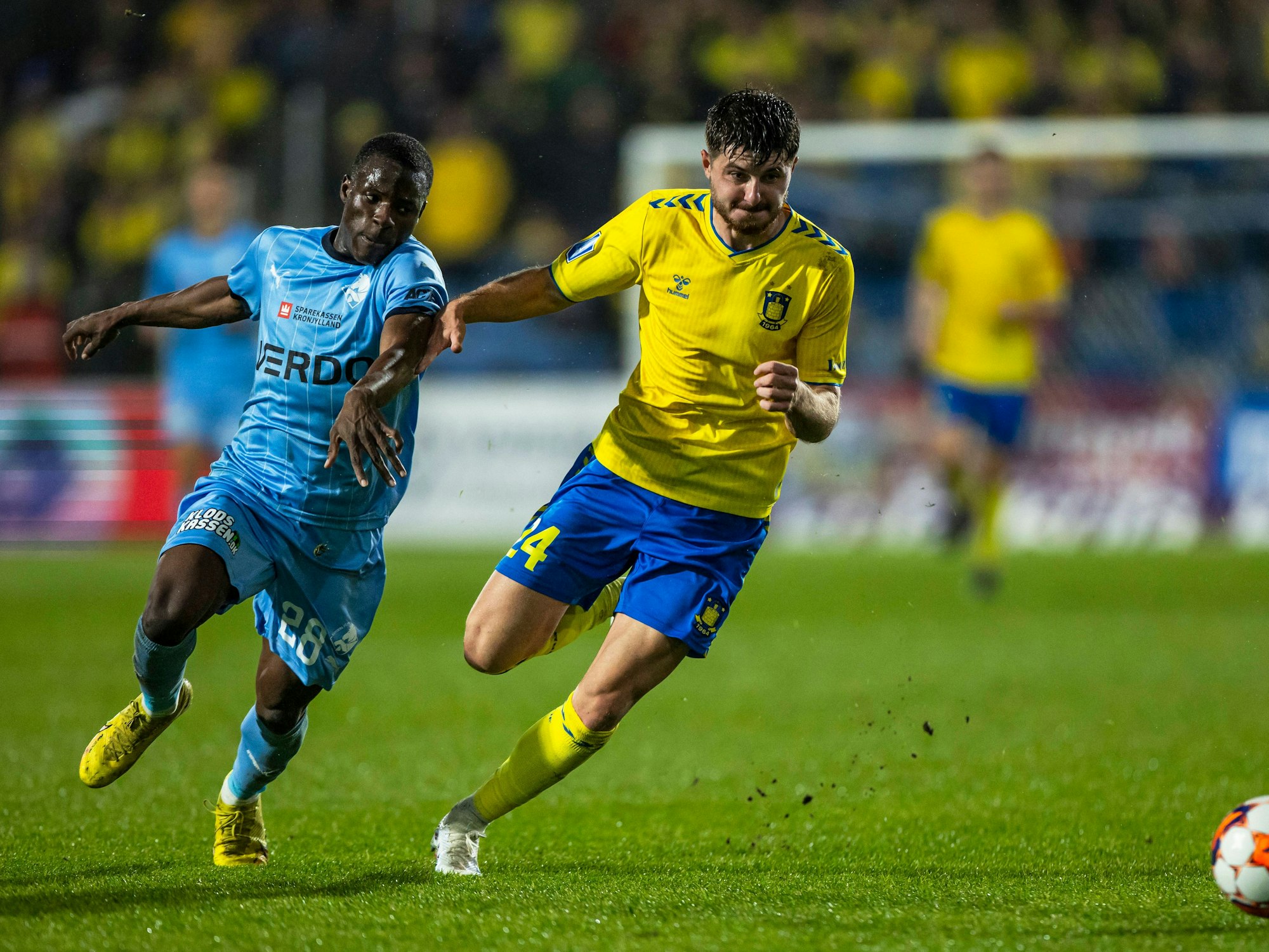 Lasso Coulibaly und Marko Divkovic im Duell um den Ball.