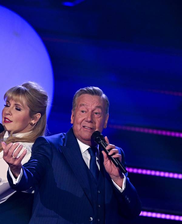 Sängerin Maite Kelly und der deutsche Schlagersänger Roland Kaiser stehen während der Fernsehshow „Der große Schlagerabschied“ gemeinsam auf der Bühne.