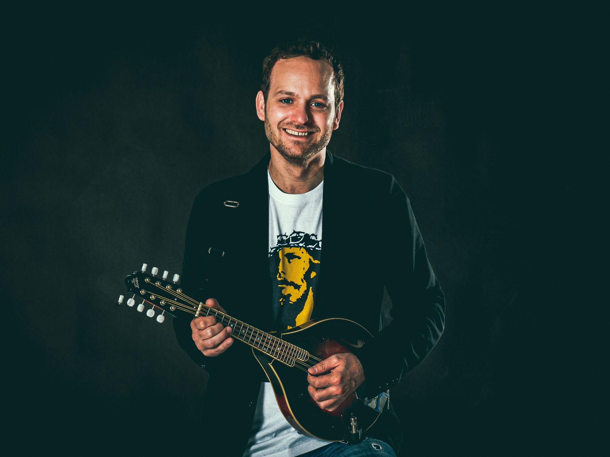 Max Biermann singt im Kölner Karneval.