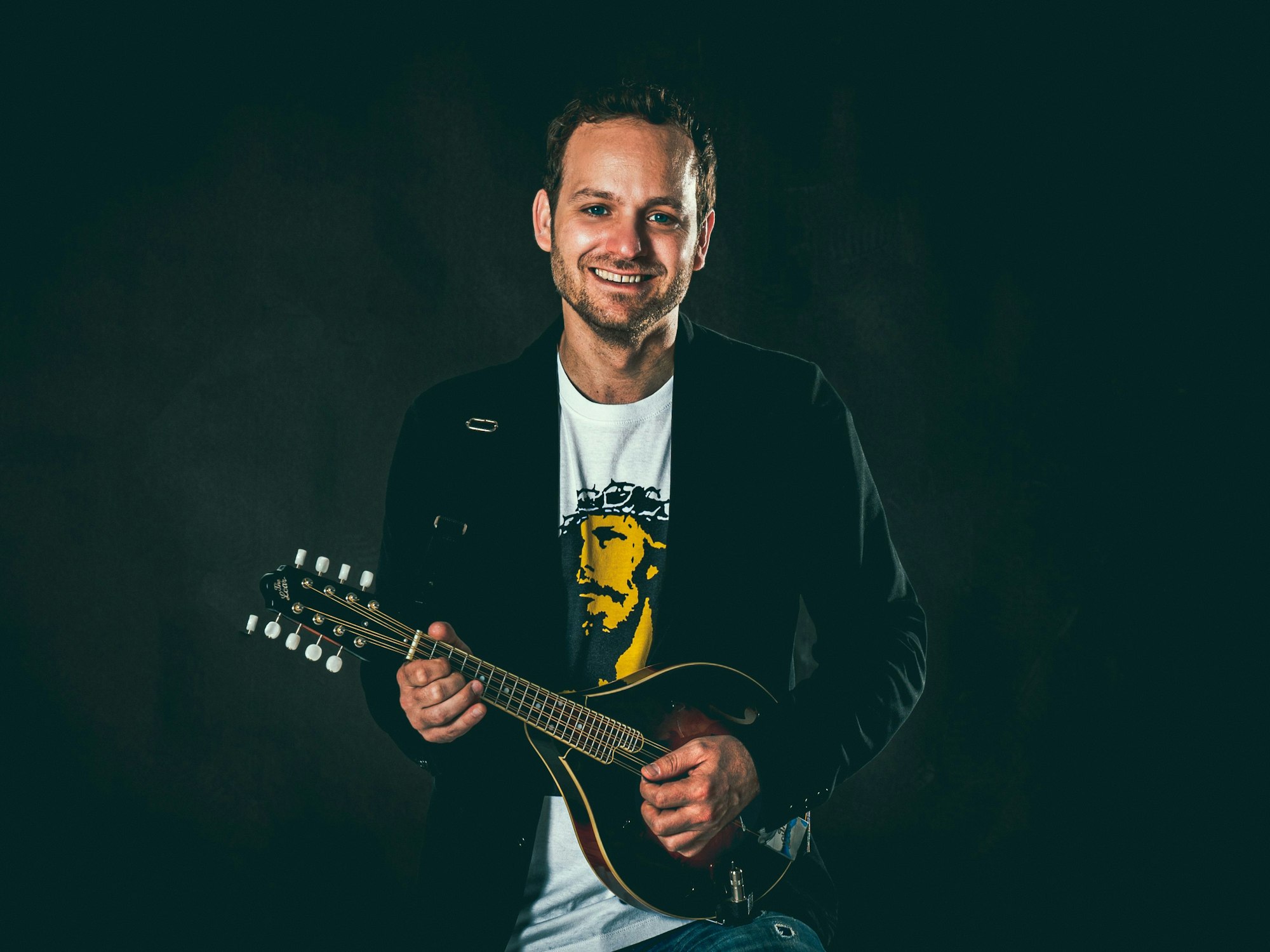 Max Biermann singt im Kölner Karneval.