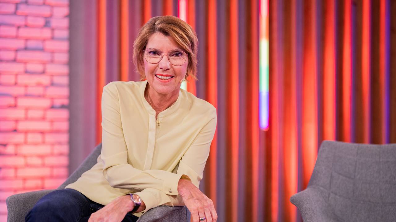 Bettina Böttinger, Moderatorin, sitzt nach der Aufzeichnung der Sendung "Queer in 2021" im Studio.