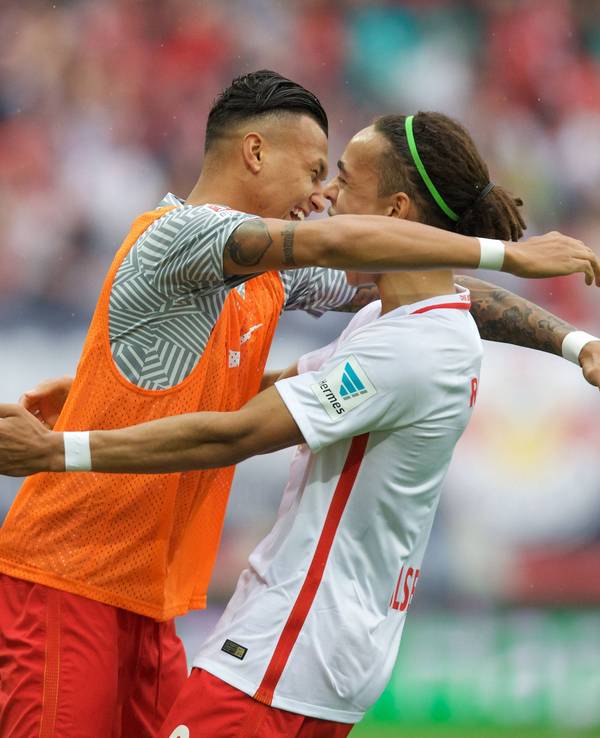 Davie Selke umarmt Yussuf Poulsen.