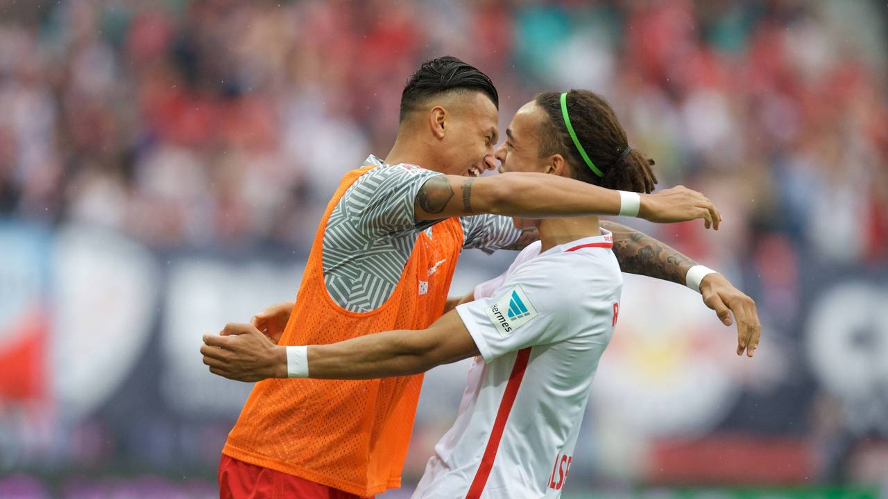 Davie Selke umarmt Yussuf Poulsen.