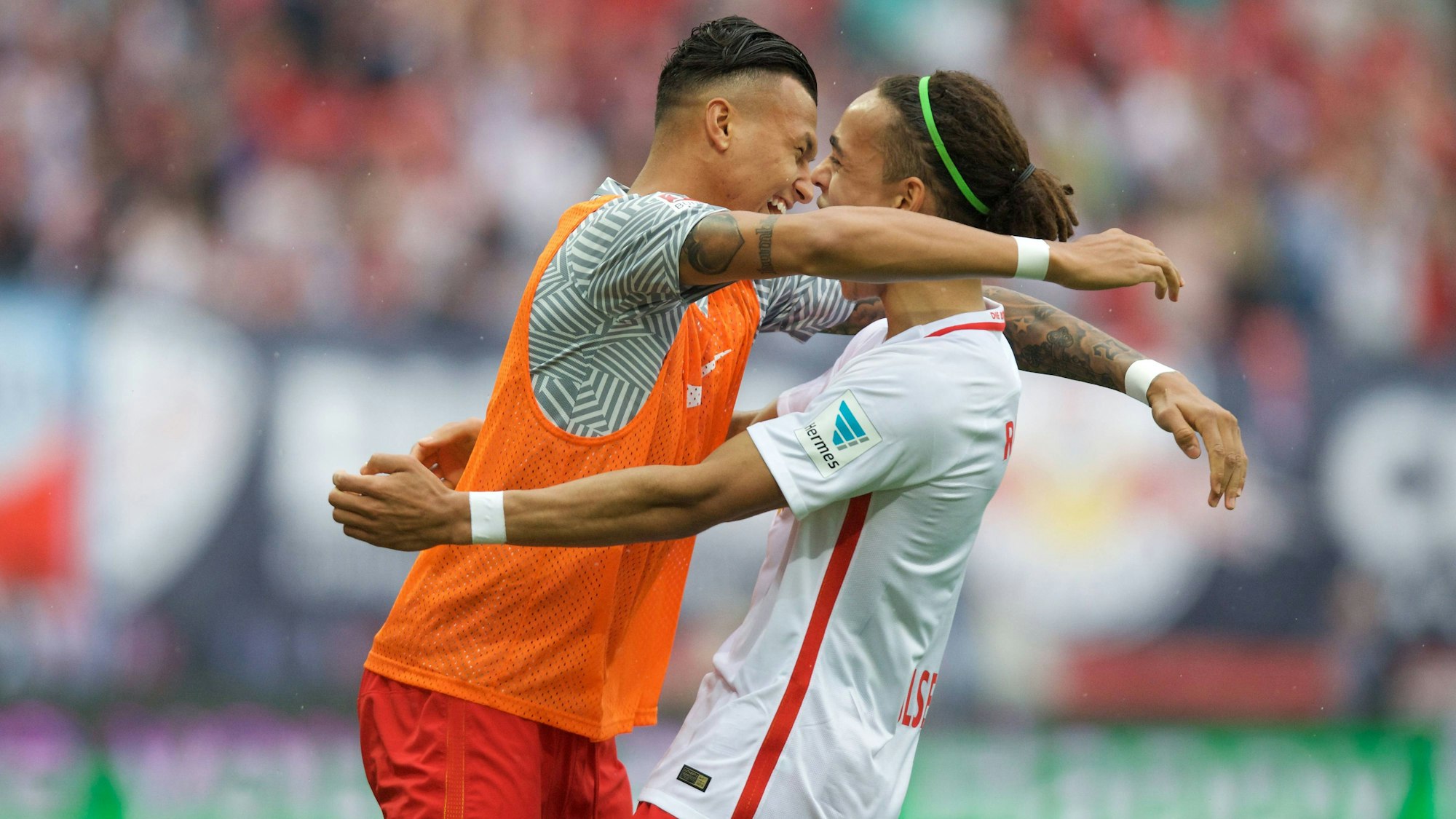 Davie Selke umarmt Yussuf Poulsen.