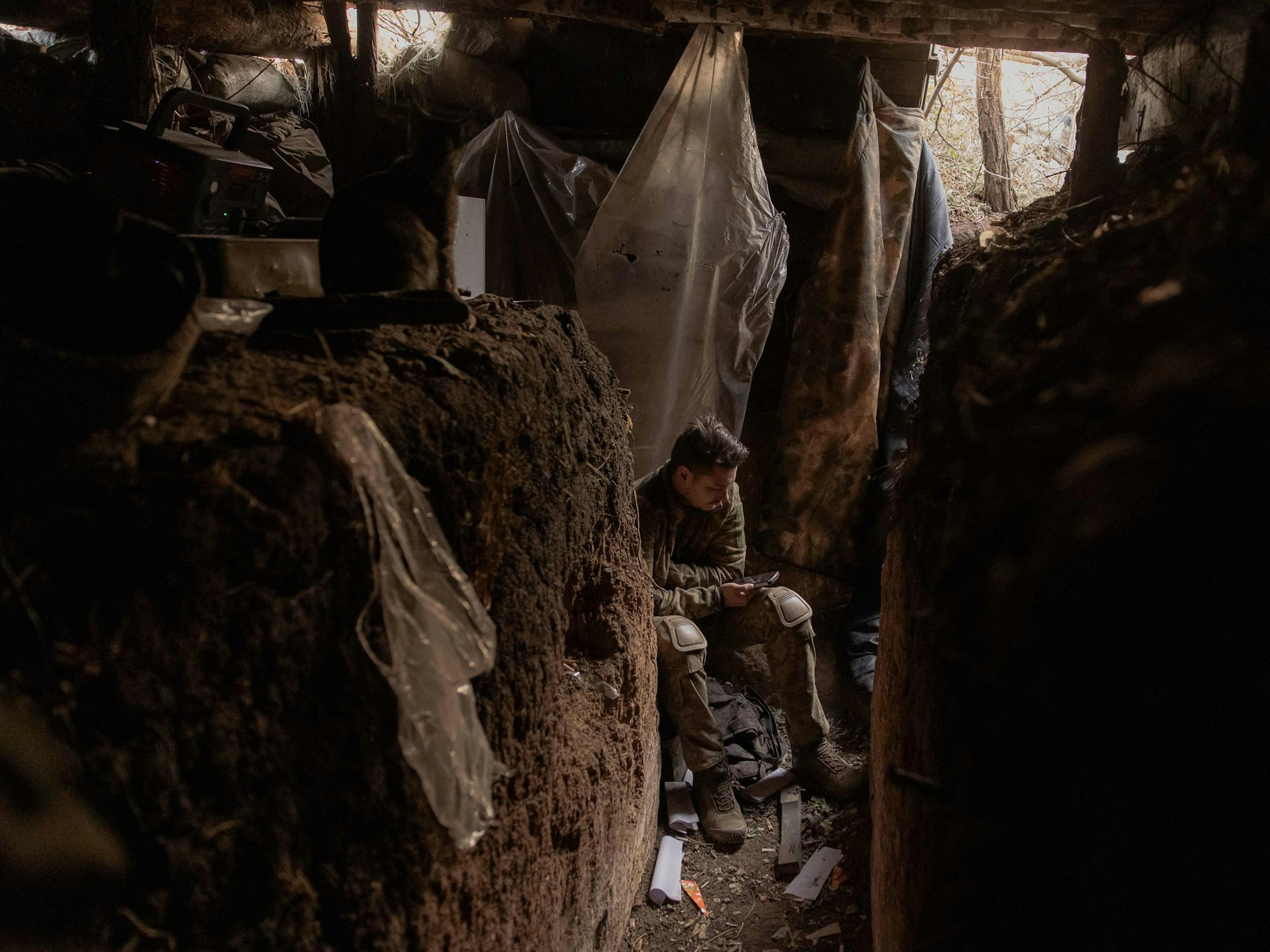 Ein ukrainischer Soldat sitzt Anfang Oktober in einem vom russischen Militär ausgehobenen Schützengraben in der Nähe des Dorfes Robotyne.