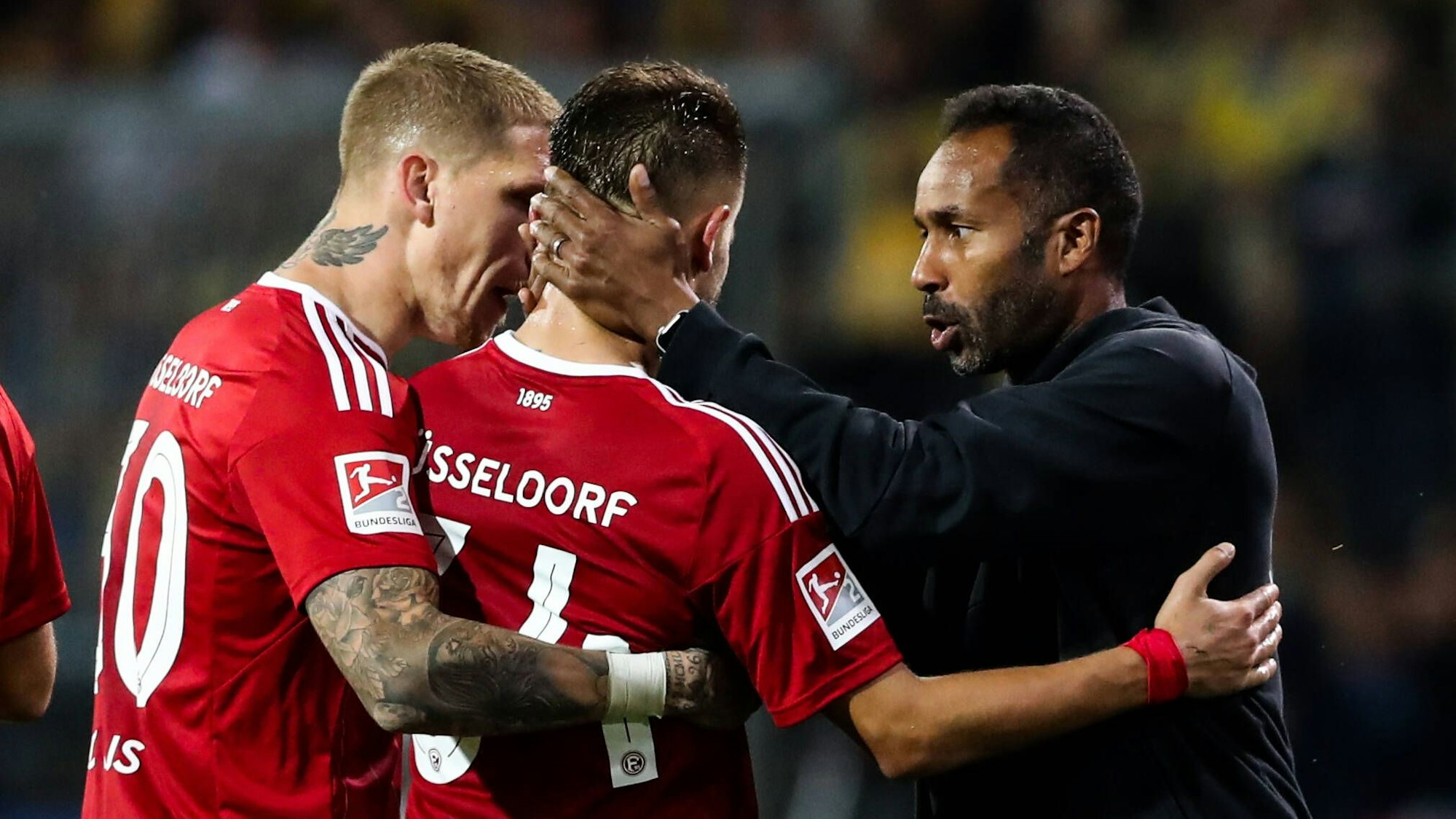 Fortuna Düsseldorfs Nicolas Gavory jubelt nach seinem Tor gegen eintracht Braunschweig mit Jordy de Wijs und Cheftrainer Daniel Thioune.