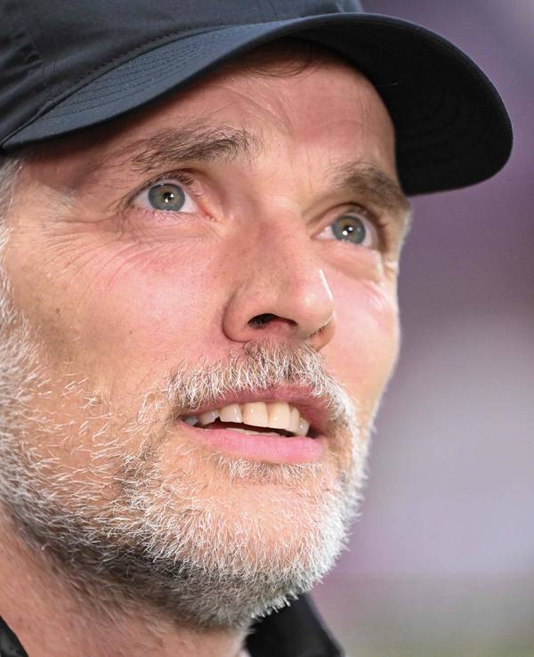Thomas Tuchel steht vor dem Spiel für ein Interview bereit. Er trägt eine Kappe und hat einen Kopfhörer im Ohr.