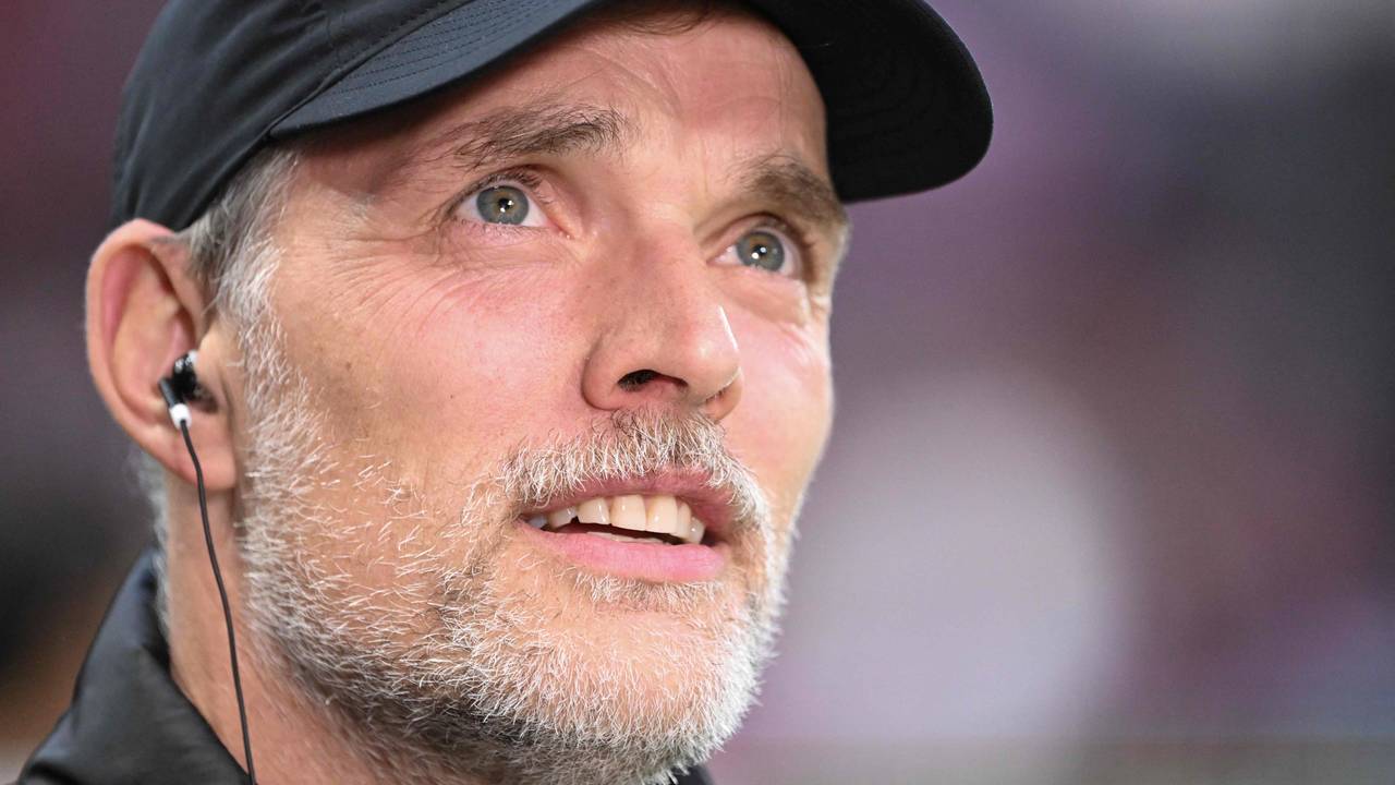 Thomas Tuchel steht vor dem Spiel für ein Interview bereit. Er trägt eine Kappe und hat einen Kopfhörer im Ohr.