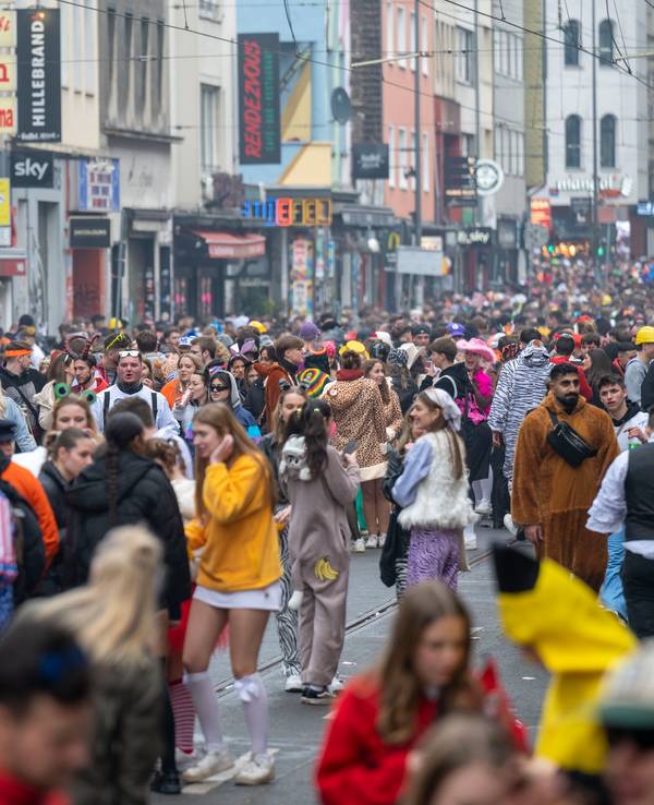Tausende feiernde Menschen in Kostümen stehen auf der Zülpicher Straße in Köln.