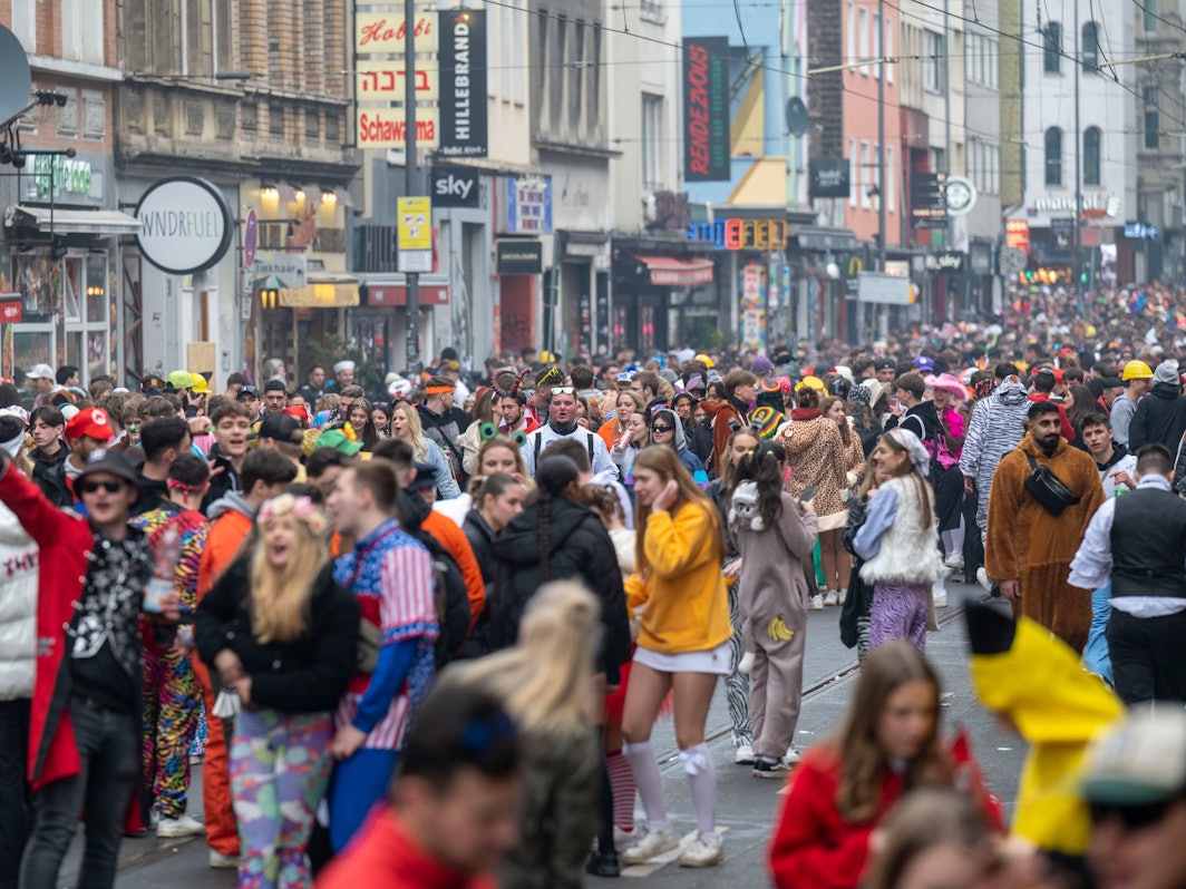 Tausende feiernde Menschen in Kostümen stehen auf der Zülpicher Straße in Köln.
