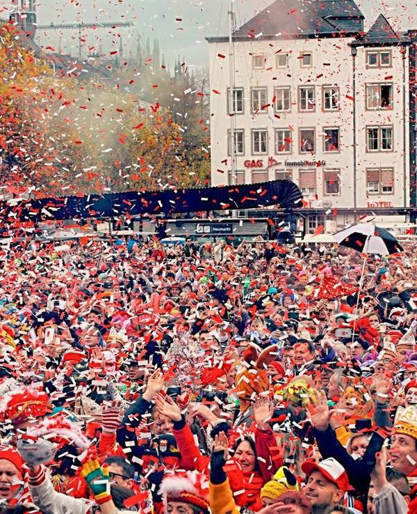 Tausende Menschen stehen auf dem Heumarkt in Köln. Die meisten sind in rot und weiß gekleidet.
