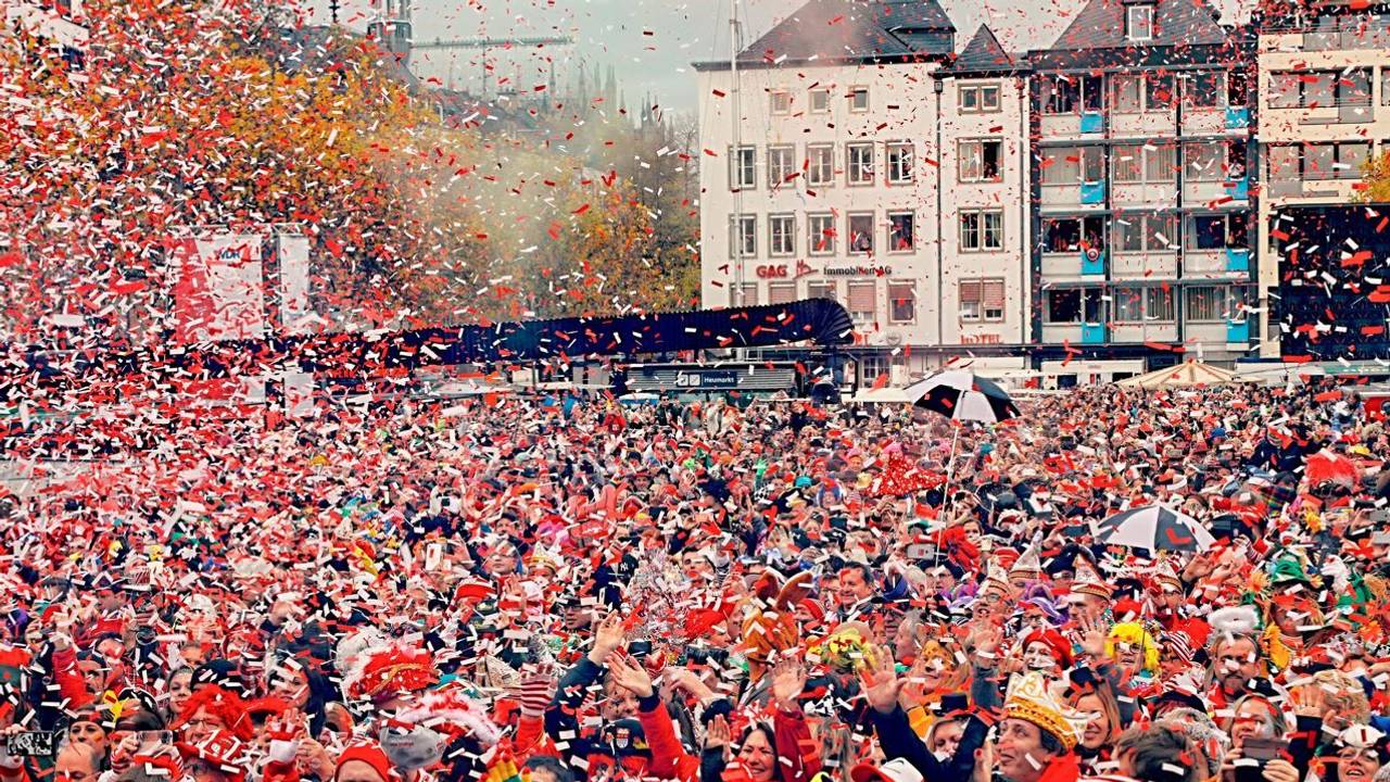Tausende Menschen stehen auf dem Heumarkt in Köln. Die meisten sind in rot und weiß gekleidet.