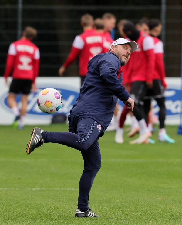 Steffen Baumgart übt im FC-Training Kunststücke mit dem Ball.