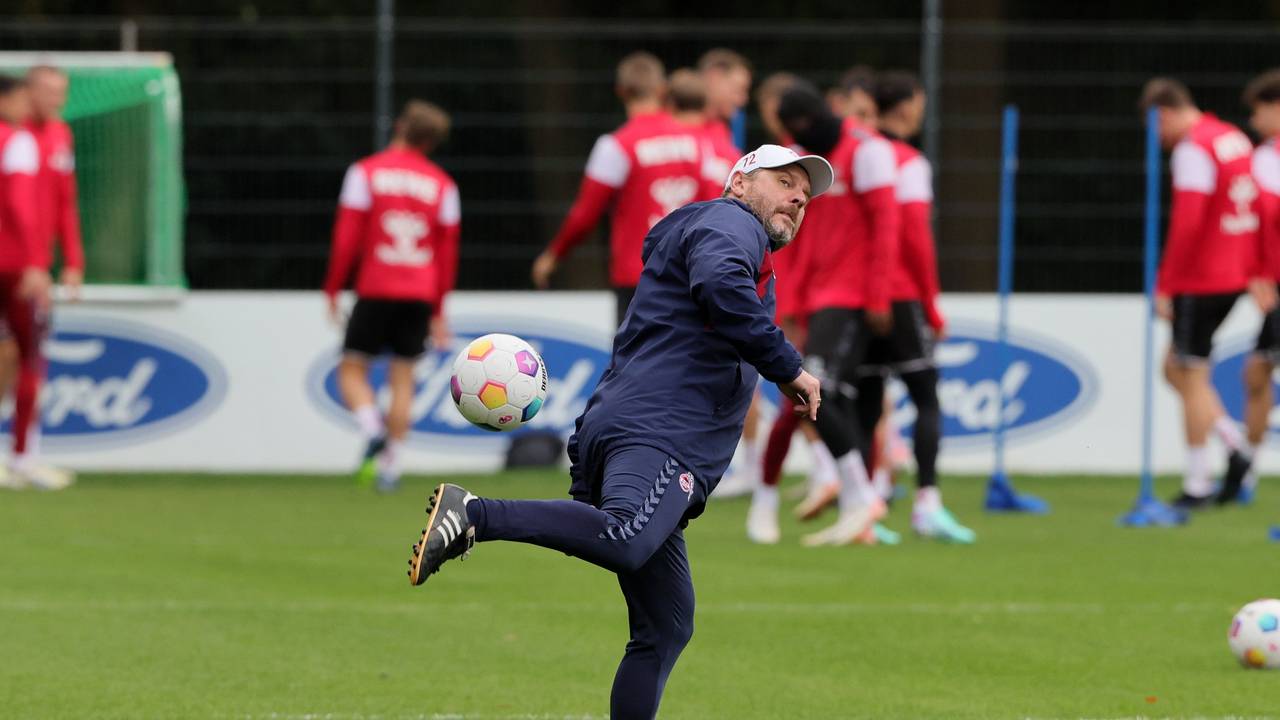 Steffen Baumgart übt im FC-Training Kunststücke mit dem Ball.
